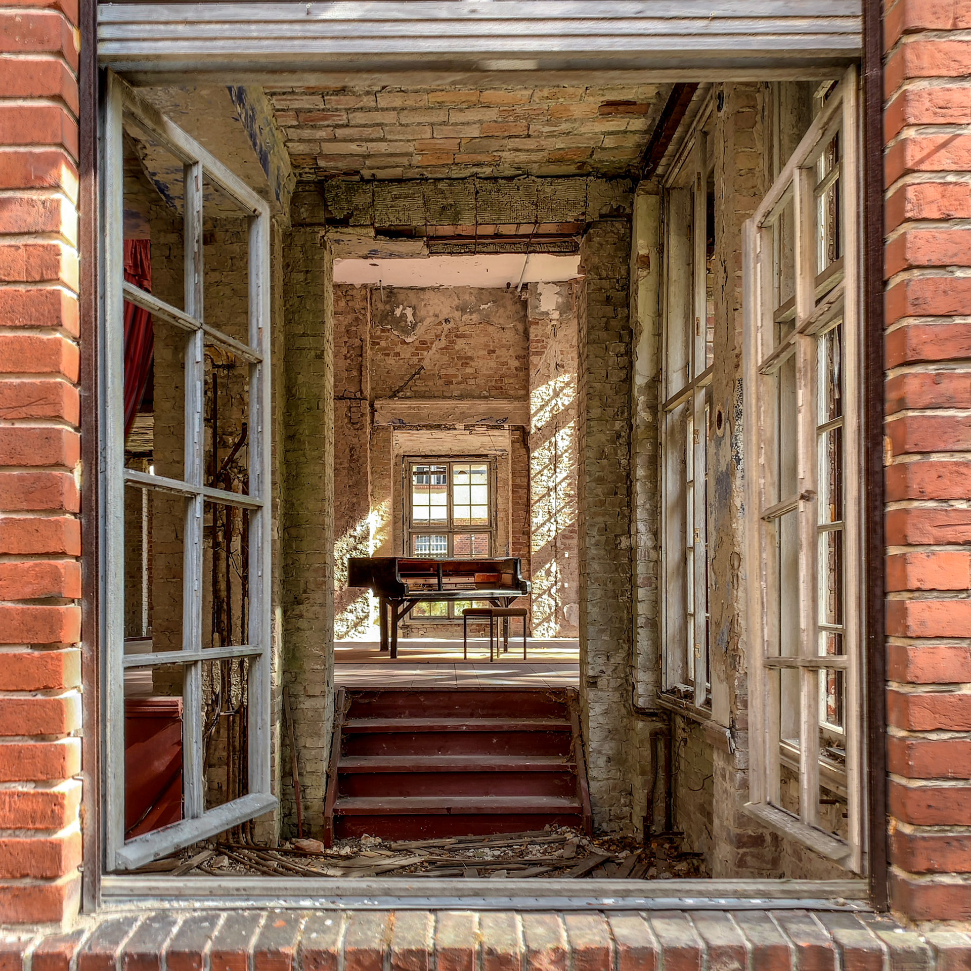 Lucky me that I could go on a photo trip exploring a lost place right after I got my new iPhone XS camera