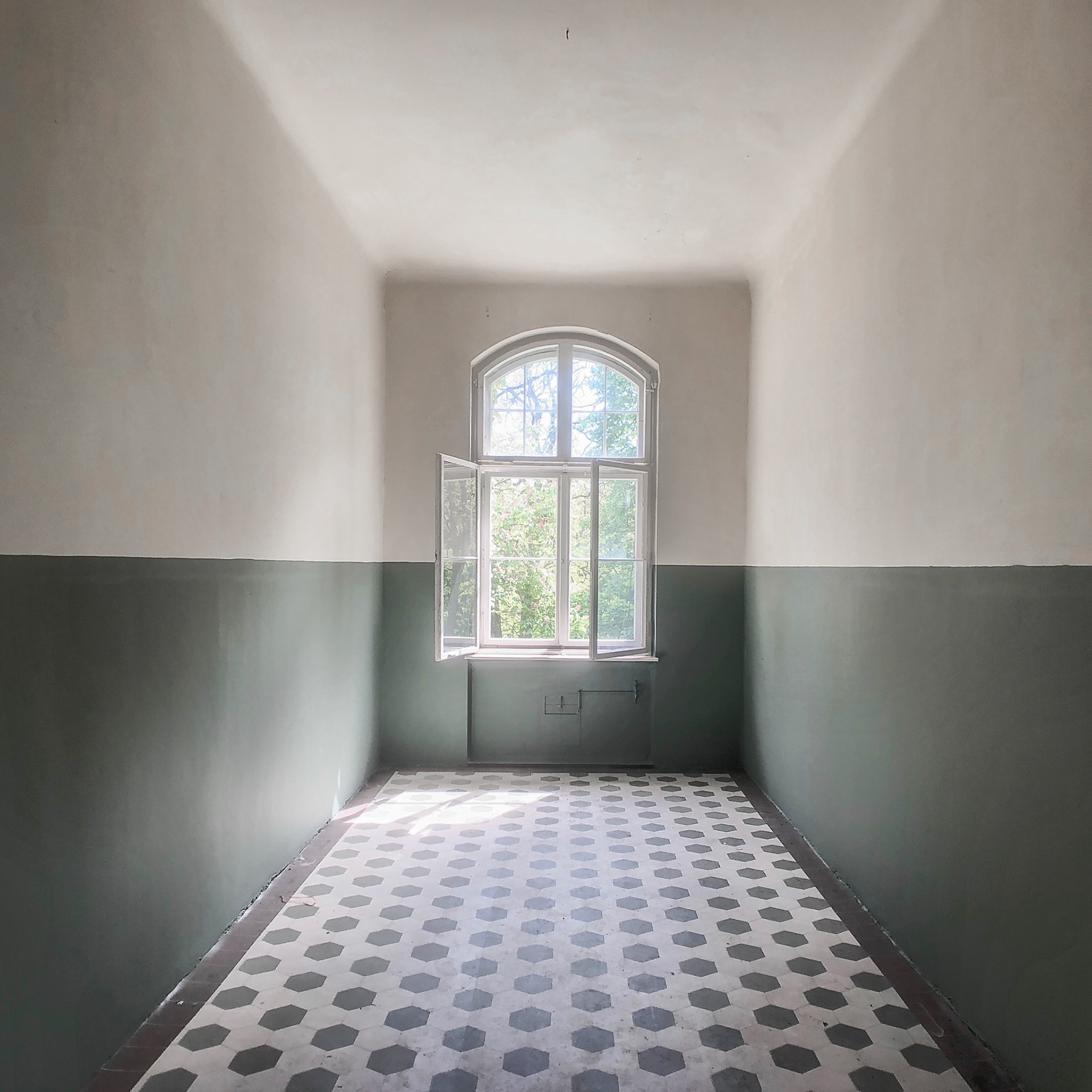 A small room, renovated for the film “A cure for Wellness”