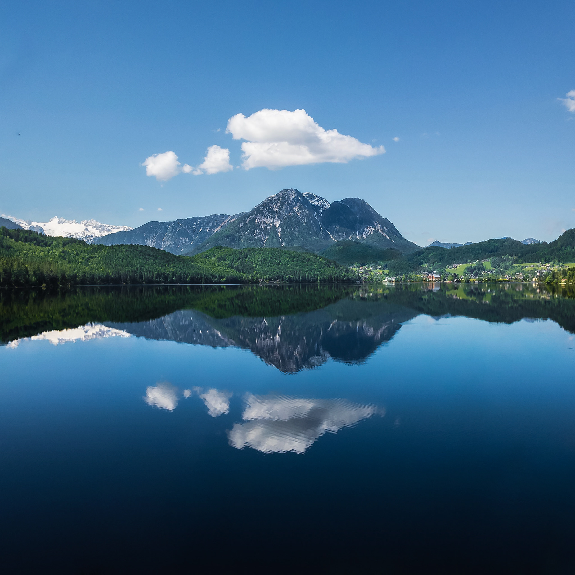 Got up early to be able to get this shot. Starting at 10, ships start to cruise and the lake gets quite busy.