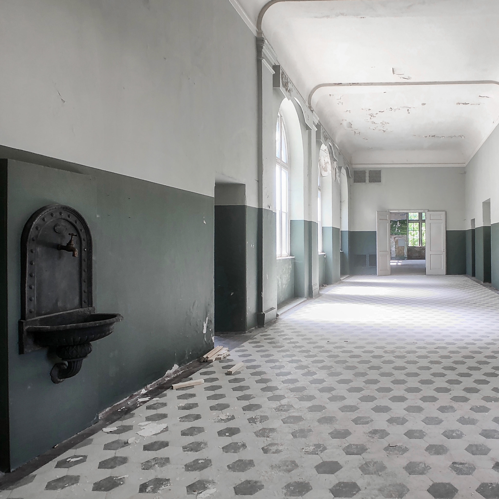 Another part of the abandoned sanatorium in Beelitz that was restored for the movie “A cure for wellness”. Lockhart drinks from that tap during the movie. Lockhart drinks some water here.