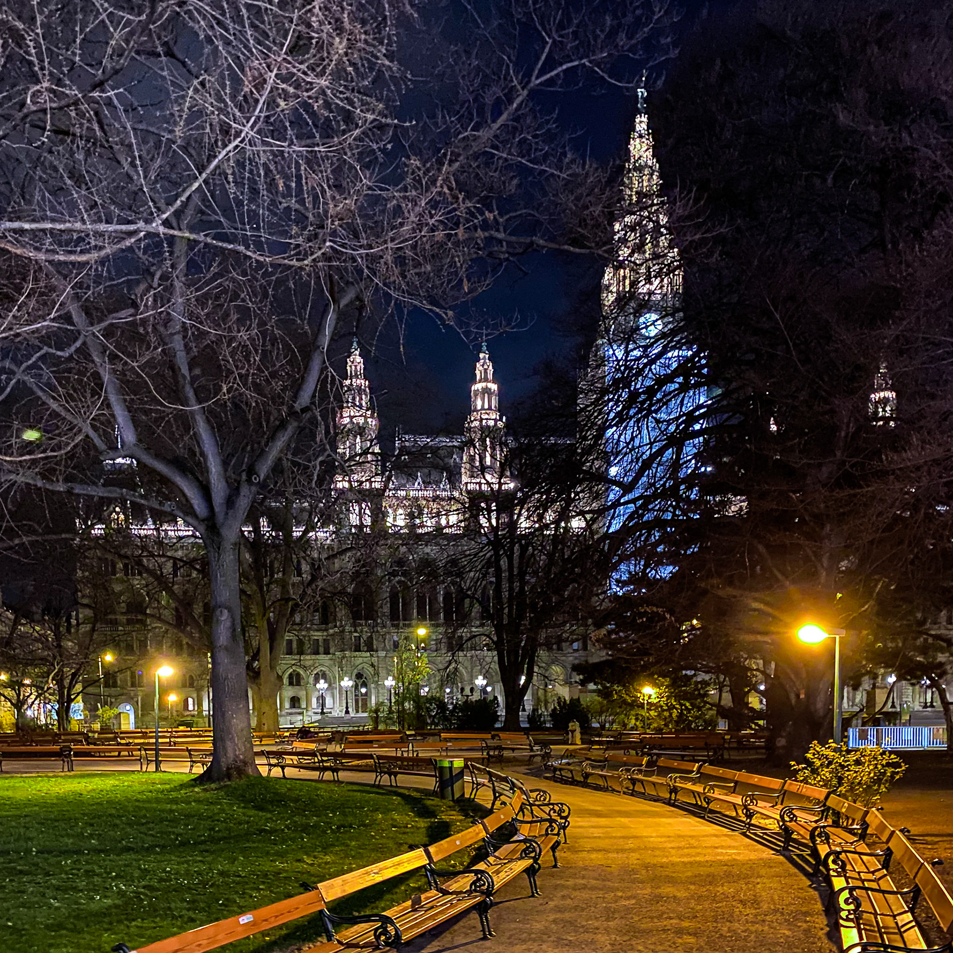 Usually, these benches are filled with people ...