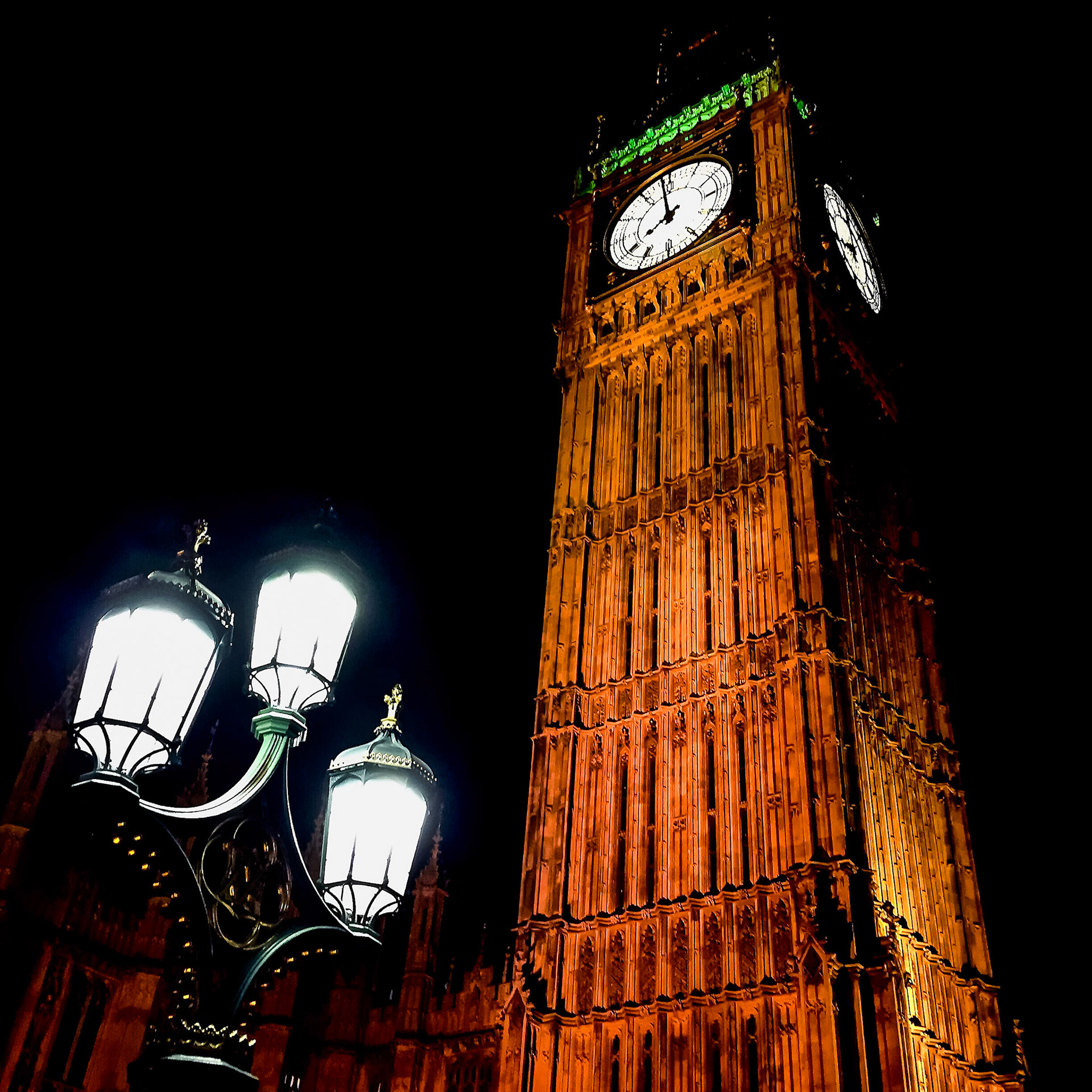 During the 2015 trip to London I experimented with different methods to capture better photos at night. Took this one with Slow Shuttet Cam APPA