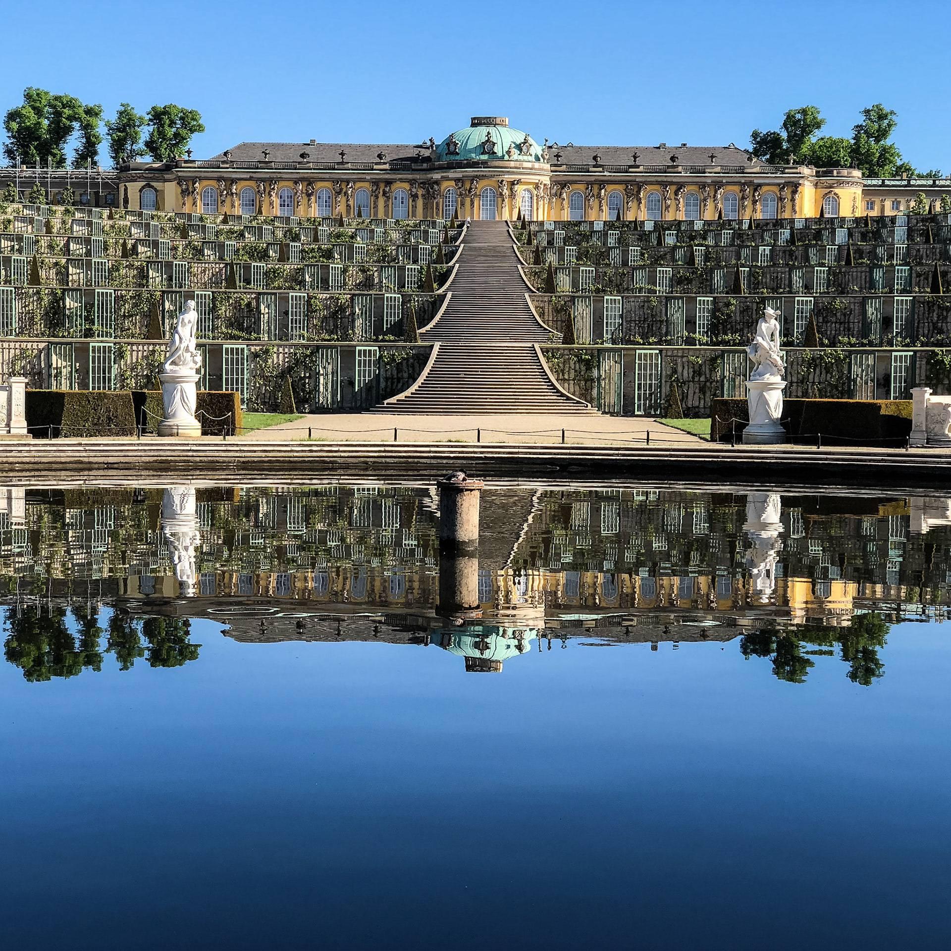 I know that I’m repeating myself but I can’t stress enough how important it is to get up early. Just a few minutes after I got this photo right after the park opened, it was filled with people.