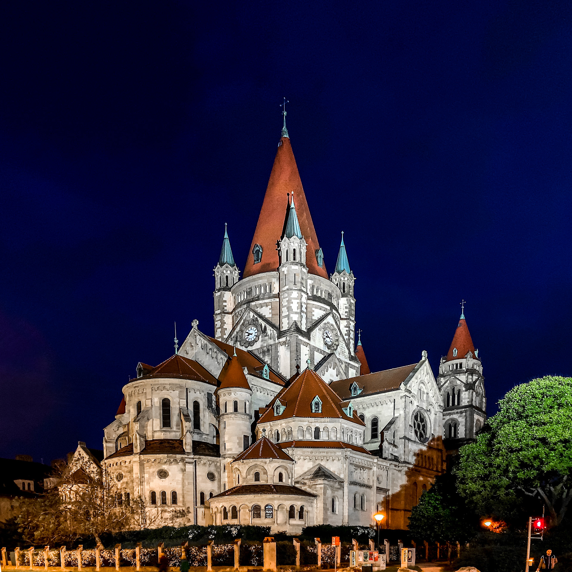 I just love this beautiful church in Vienna. Looks like a castle, doesn’t it?