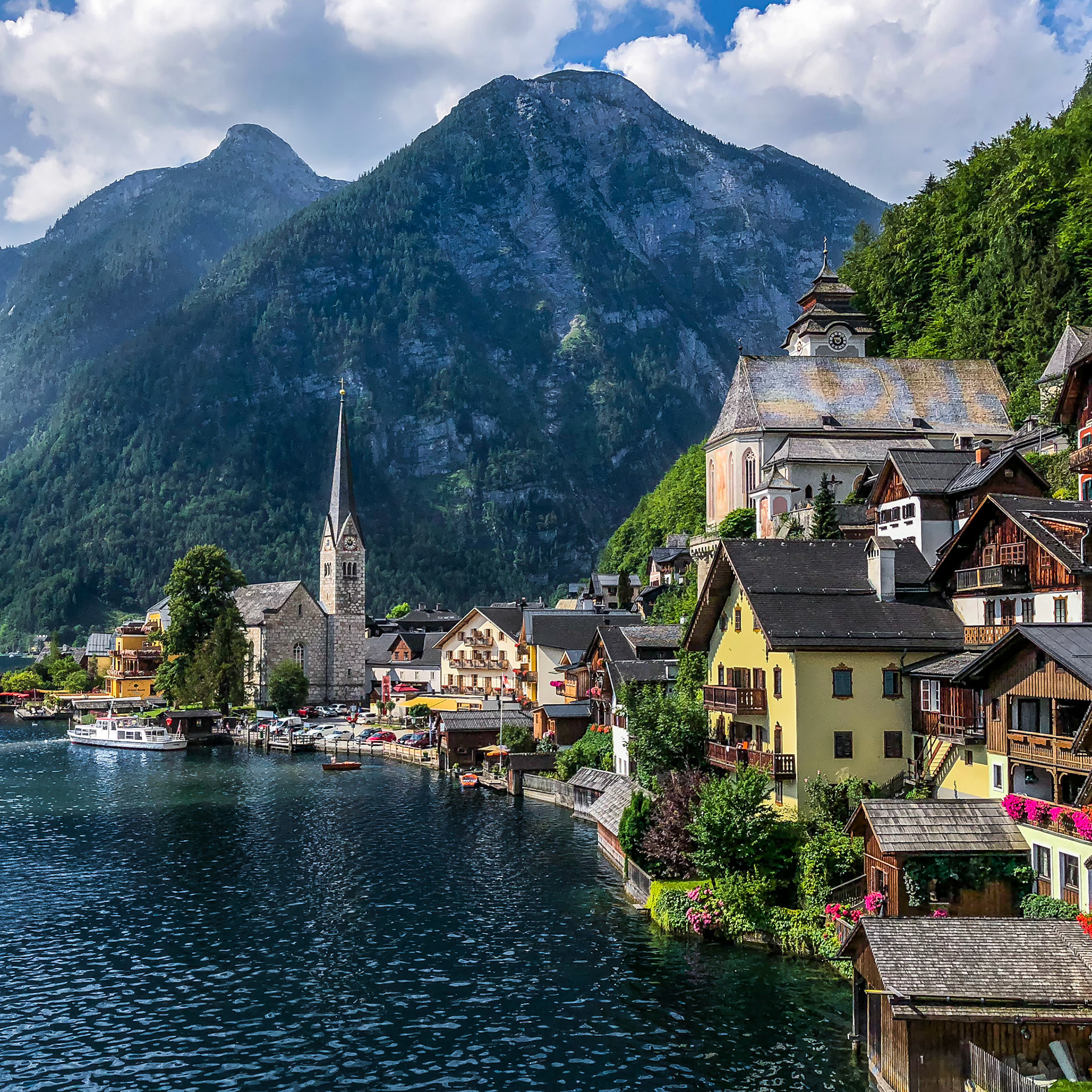 Looking for this well known photo spot in Hallstatt? Just follow the crowd.