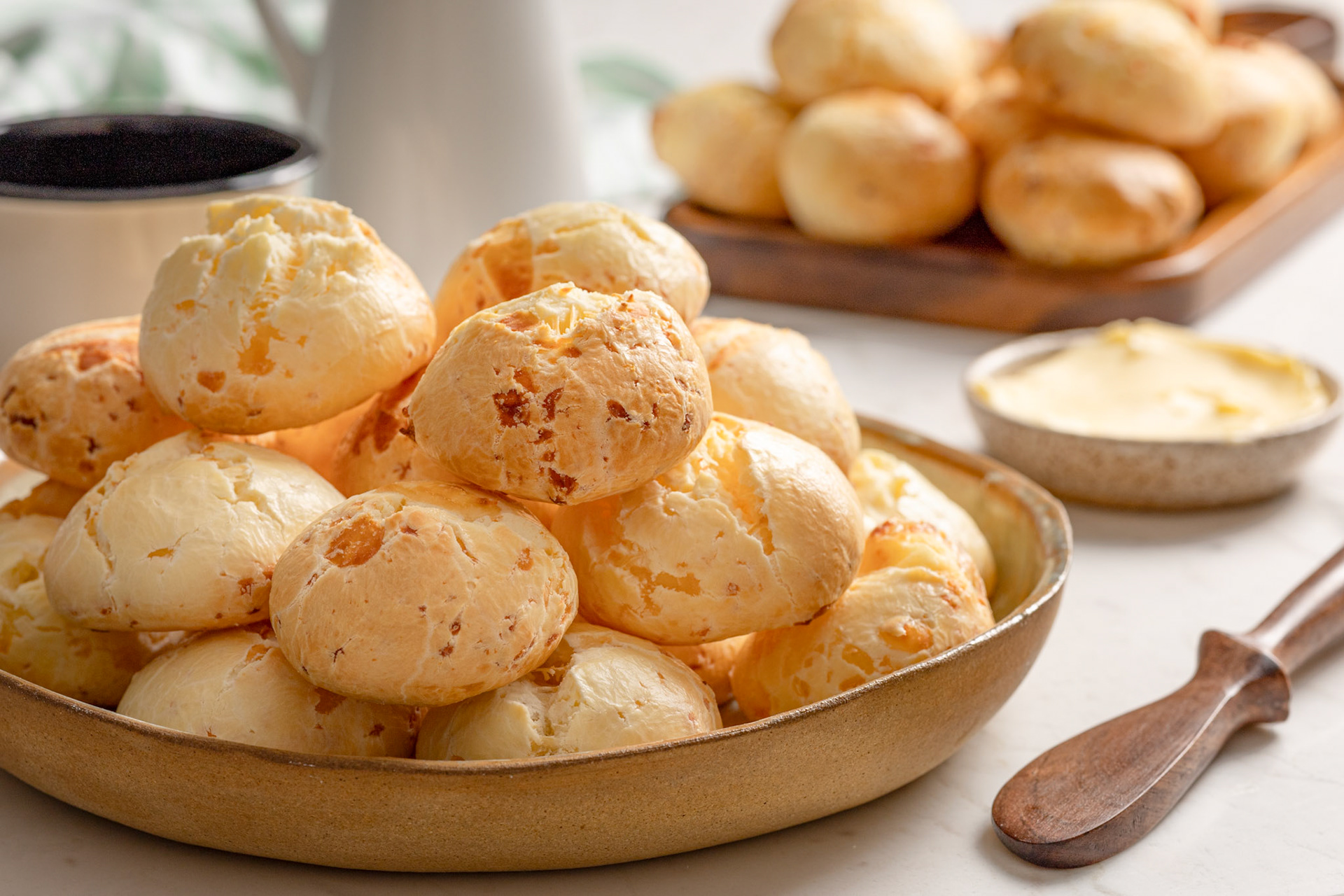 https://www.receiteria.com.br/receita/pao-de-queijo-de-kefir/