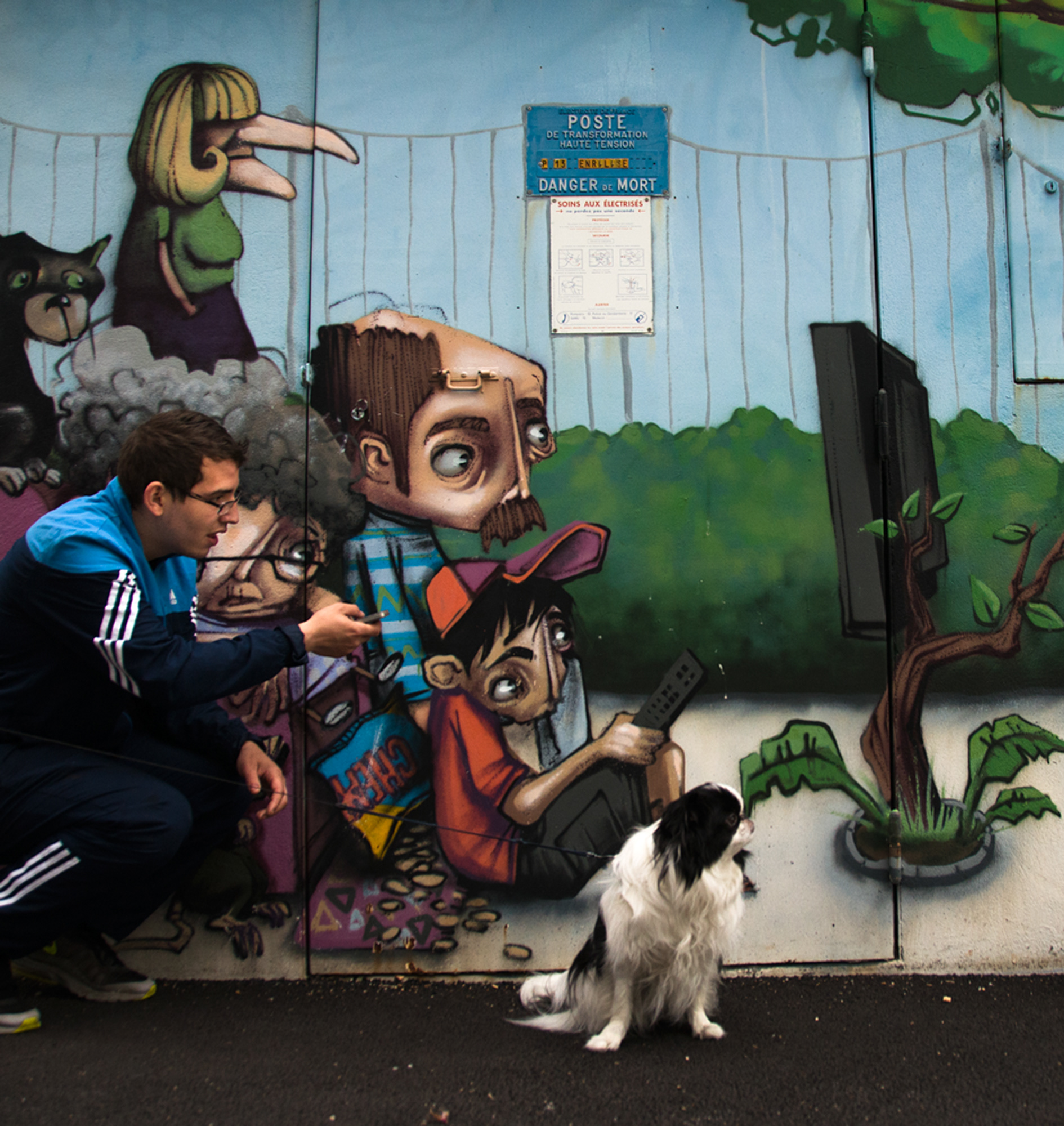 Il m’avait réglé l’antenne comme un idiot, Là-haut sur le toit, en équilibre et Juché à la verticale, Dans la nuit, à la tenir à bout de bras, l’antenne pointée vers la lune, Nous écoutions le bruit des météorites, Des grésillements, des grillons et des crrrr crrrr, “À droite “que je lui criais, “À gauche un peu plus voyons !” Et puis on l’a entendu, l’étoile, Qui nous disait de me taire. À moi.