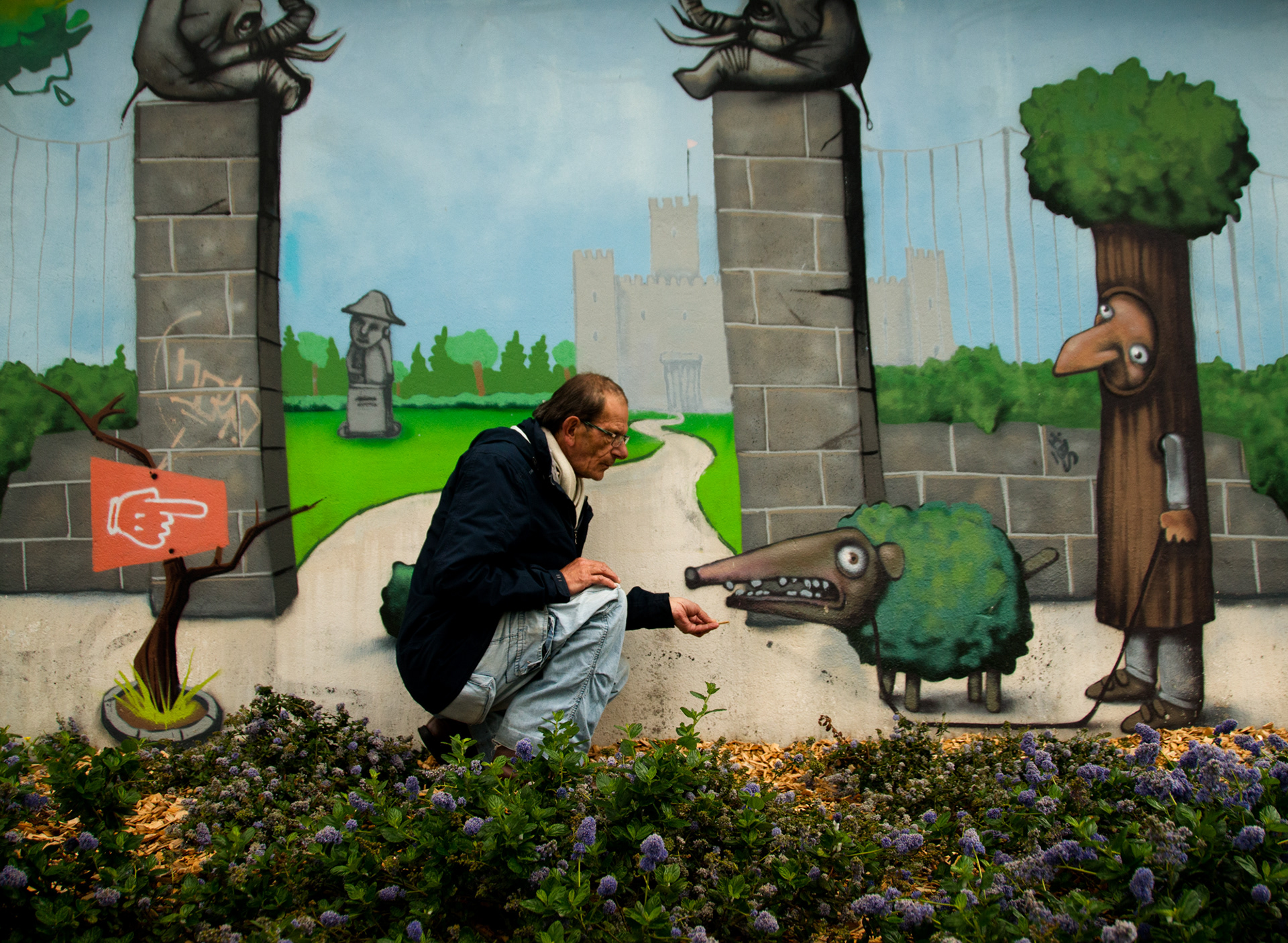 J’ai rêvé que mes oreilles avaient poussé, une croquette coincée sous la dent, que je grognais après les enfants, aboyais au passage des bicyclettes. Et puis j’ai commencé à creuser dans le sol, un long terrier par-dessous le grillage. au moment de sortir le museau, je me suis réveillé, en sursaut, déçu quand même de n’avoir pas pu m’échapper.