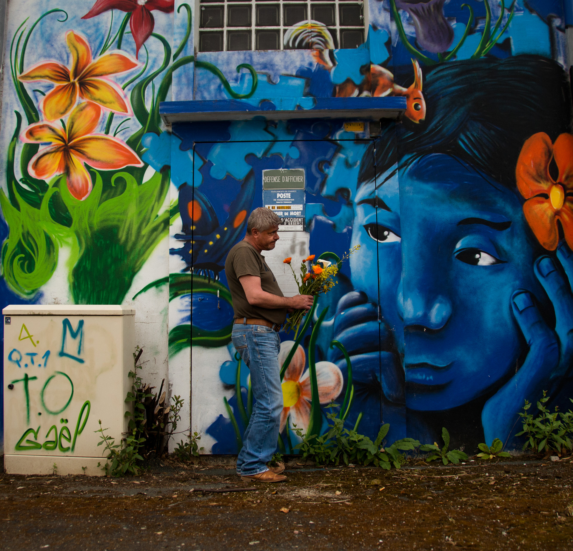 On l’a vu enjamber des parapets, On l’a vu se faufi ler à traver les murs, On l’a vu encore par-dessus les toits, On l’a vu amoureux, une nouvelle fois.