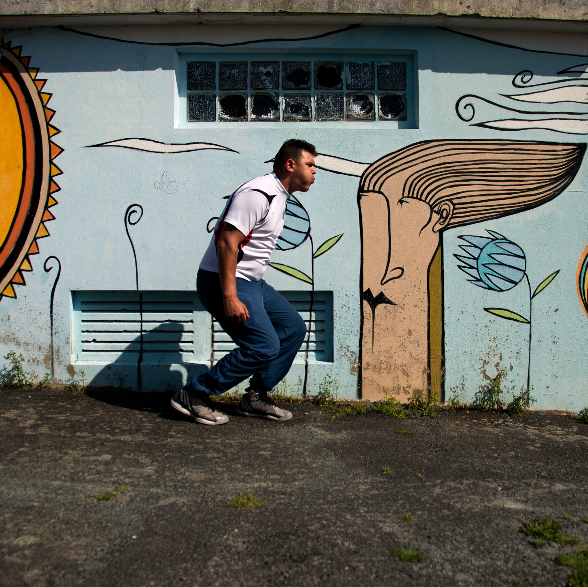 Les feuilles ont commencé à voler très haut et puis les herbes folles se sont couchées. On a senti le souffle dans notre dos, la bourrasque se lever comme un fi let dans le ciel, agglutinant les nuages au-dessus de nos têtes. On s’est regardé. Que c’était beau.