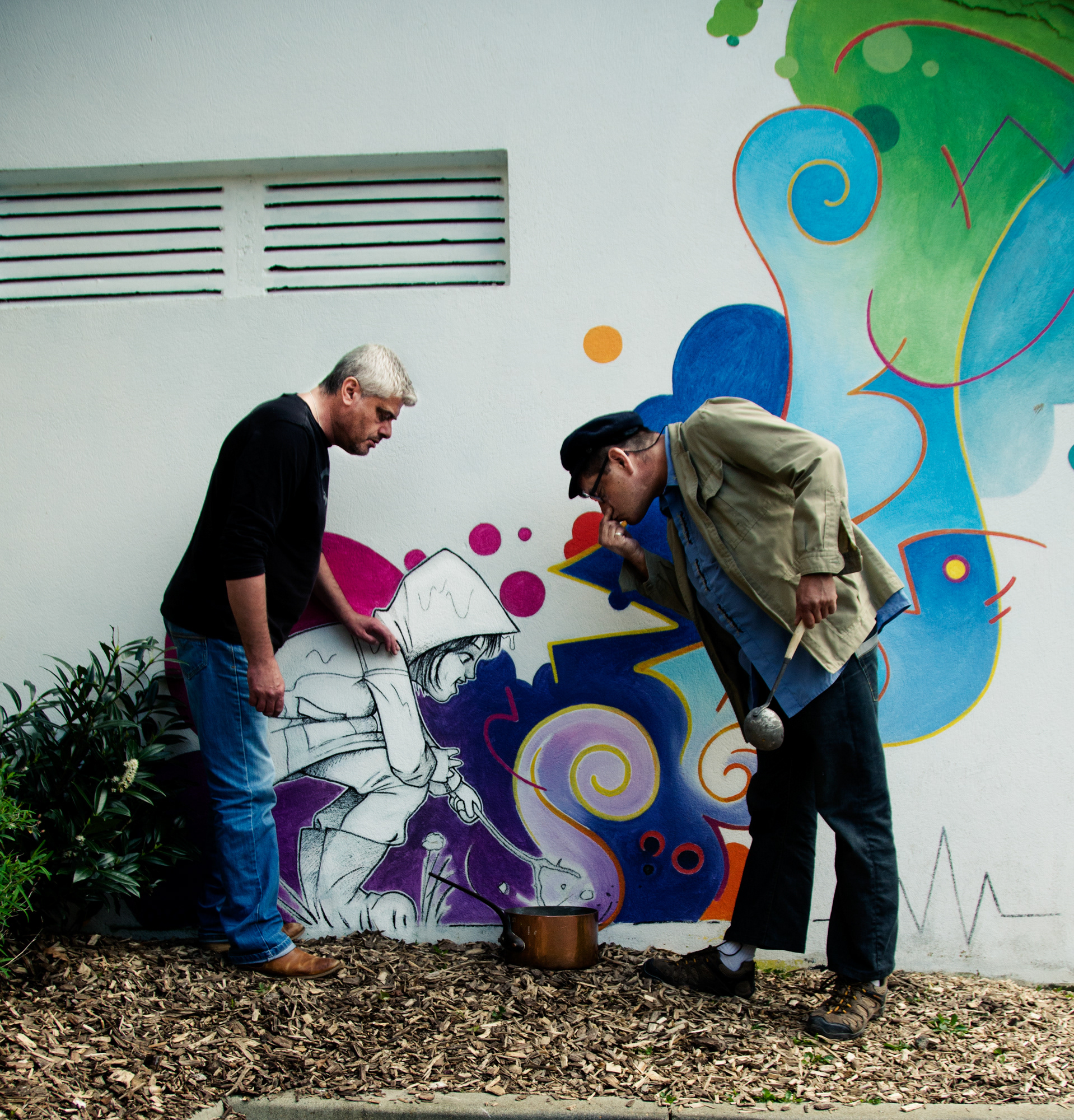 On s’est arrêté au beau milieu du chemin. Lui, nous a regardé du fond de sa capuche, avant de lancer un clin d’œil dans le vent. Ça faisait des glouglous au fond de sa casserole, on s’est penché pour sentir un peu.
