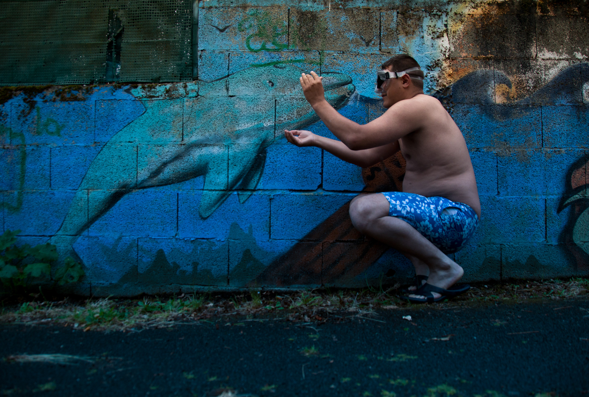 Il collectionnait les dauphins, par dizaines rangées avec soin sur les étagères de sa chambre. Sa mère s’agaçait, lorsqu’elle faisait le ménage, de prendre délicatement chacune des statuettes pour les épousseter. L’enfant demeurait à ses côtés, immobile à ses pieds, l’observant par en dessous avec ses grands yeux ronds.