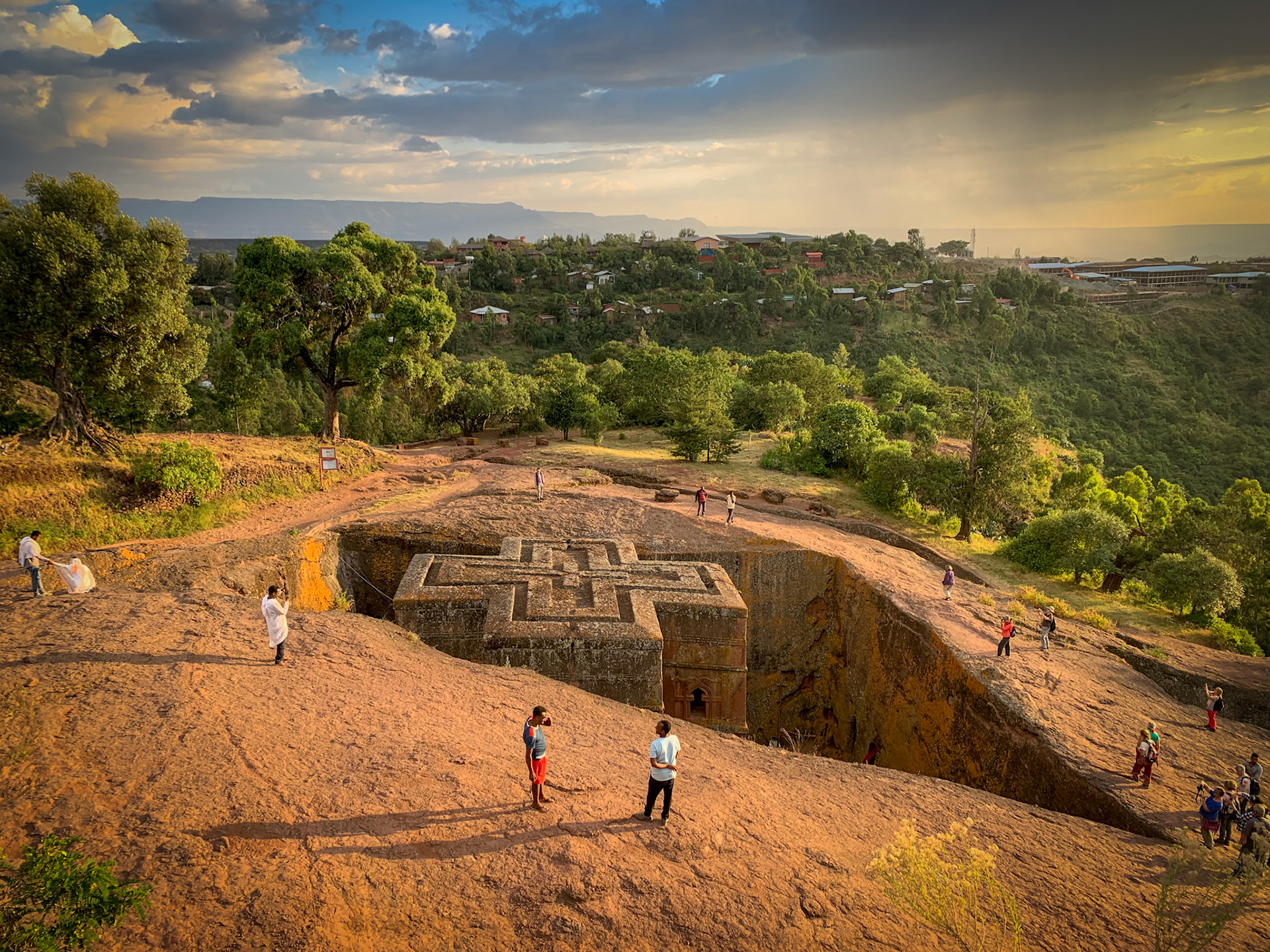 ©yasobrowne buildings created through carving down in to the ground, just amazing. 