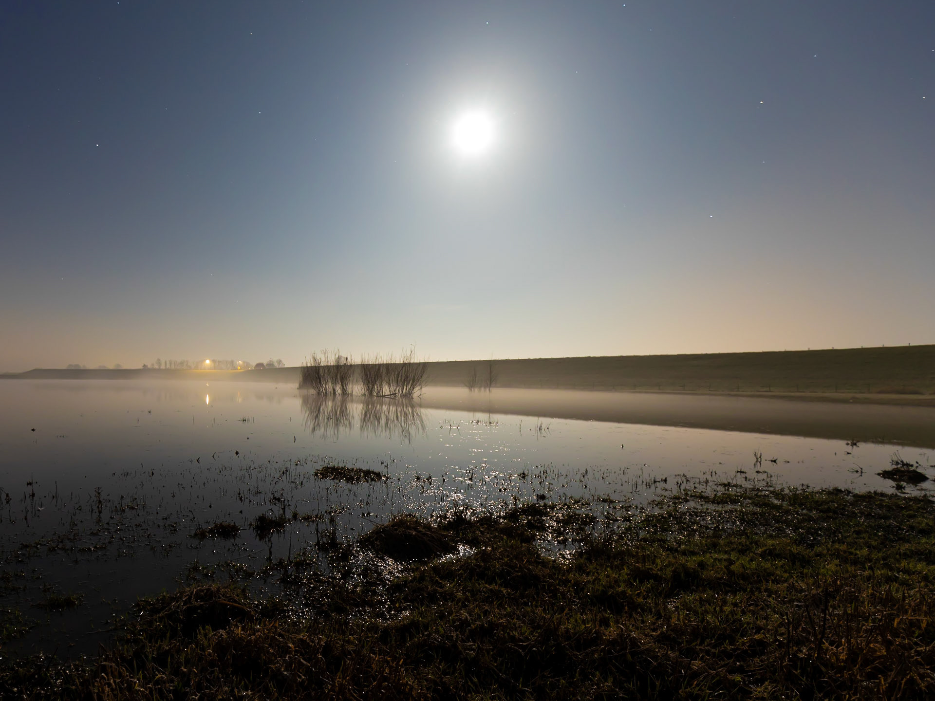 Nog vóór zonsopkomst en het opkomen van de mist een heldere maan boven Bossenwaard aan de lek....