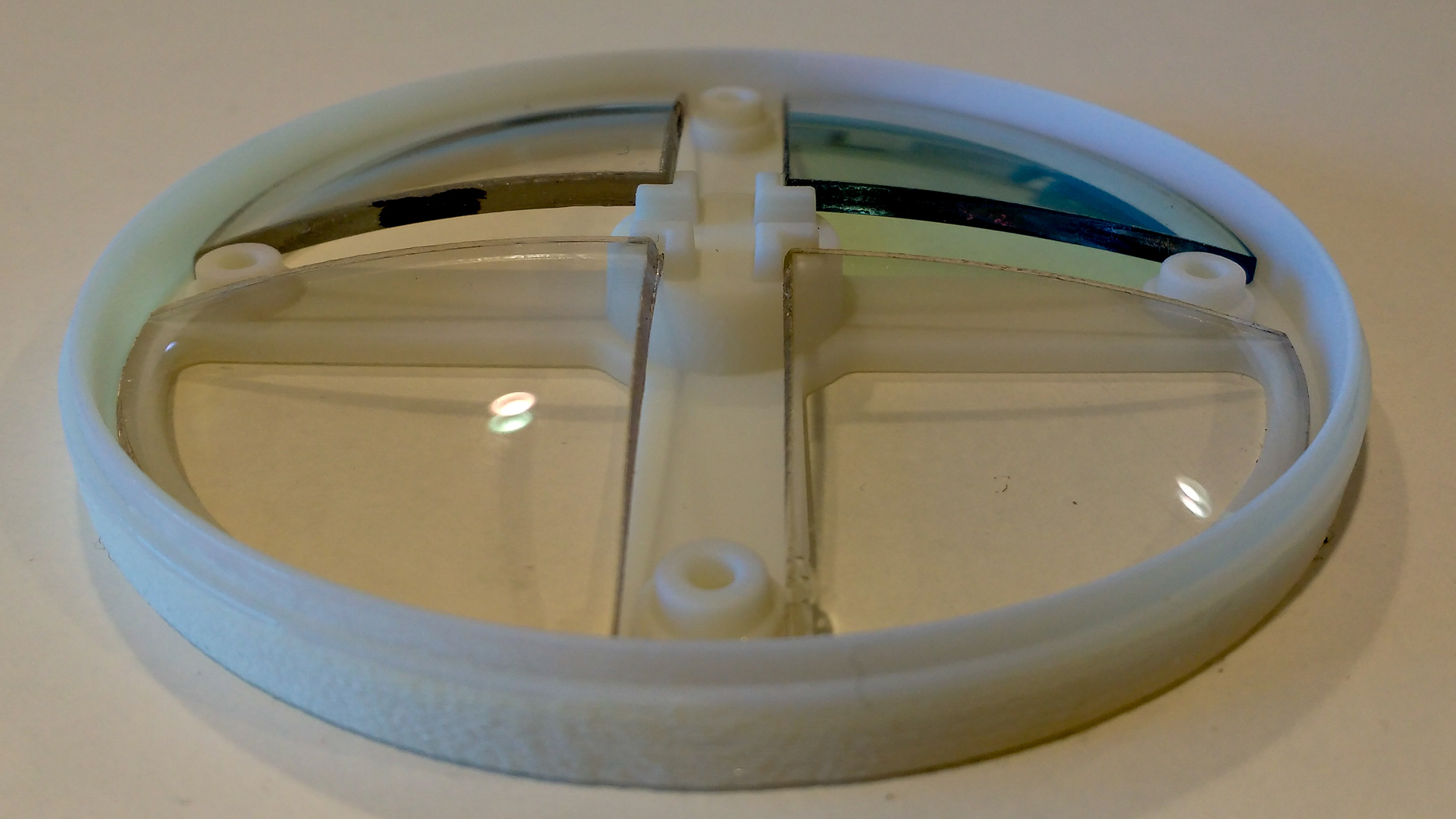 Stéréolithographie d'un boîtier à 4 verres photosensibles avant l'injection plastique