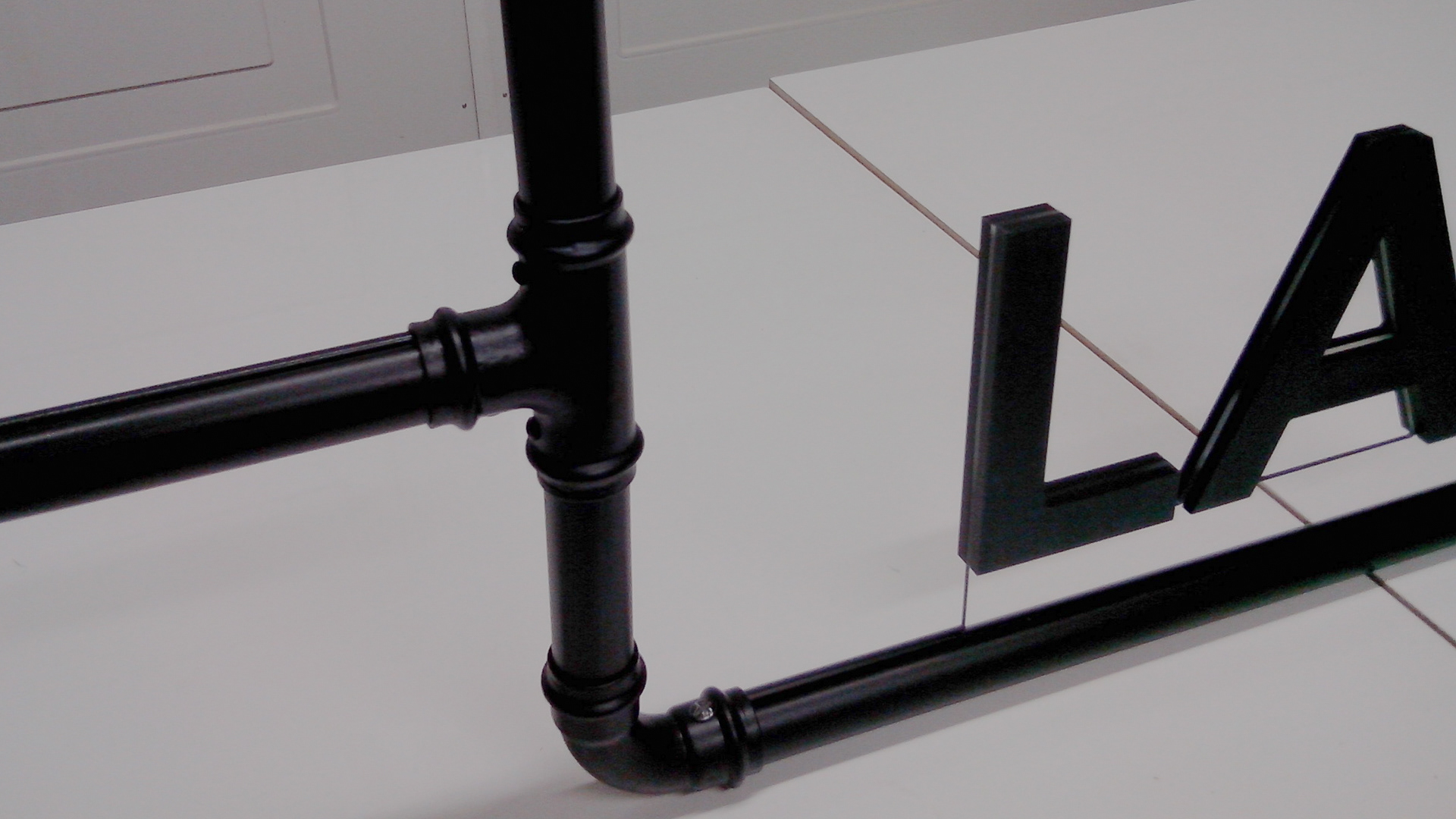 Prototype d'une signalétique suspendue combinant : acier, coudes, pmma, pvc ...