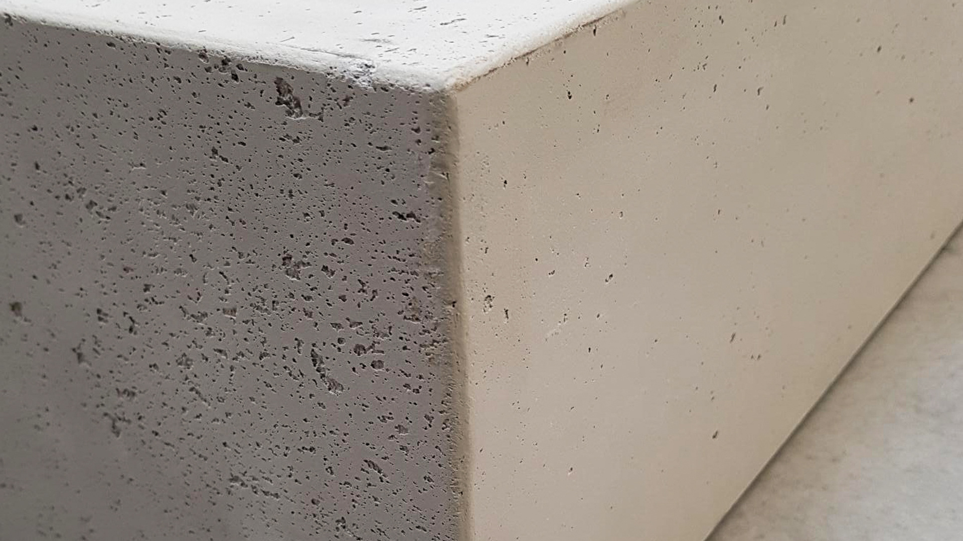 socle en panneau béton assemblé à onglet