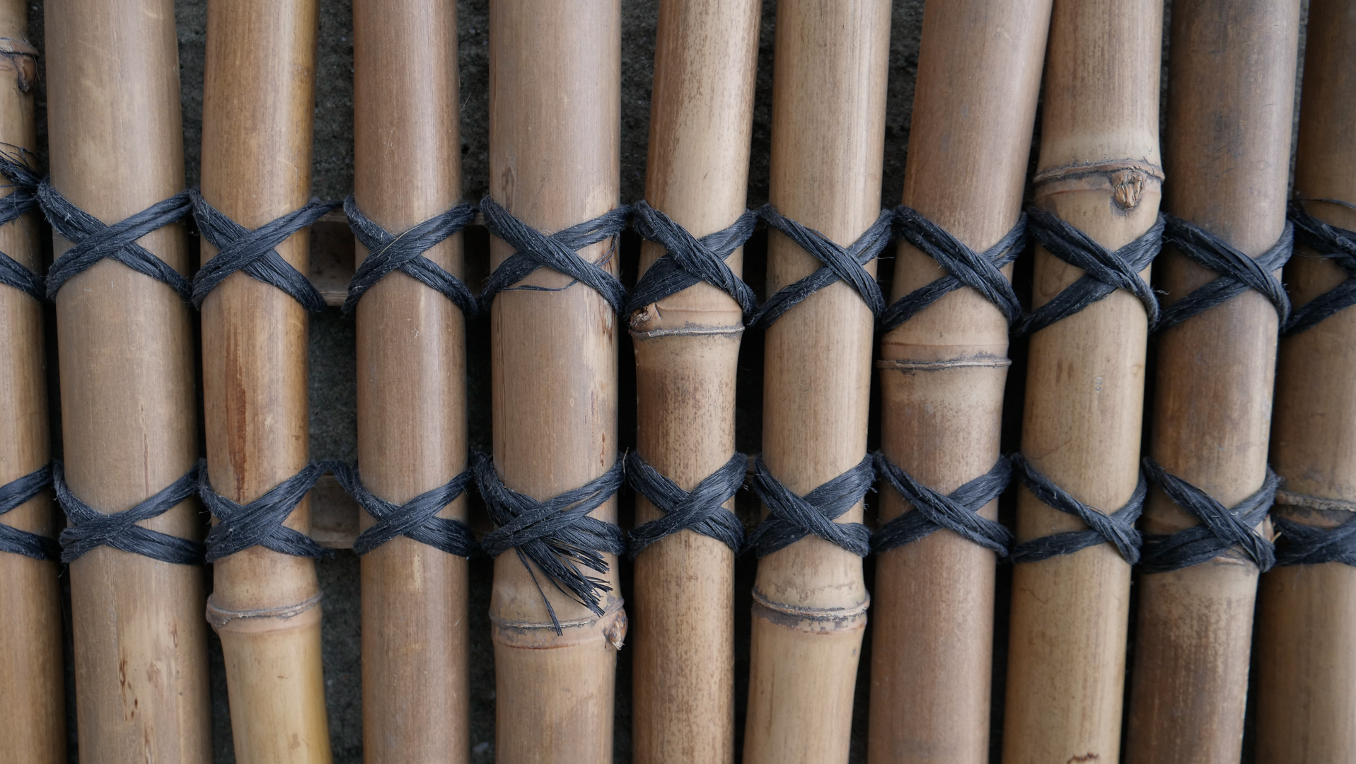 Tressage de cannes de bambou pour une canisse