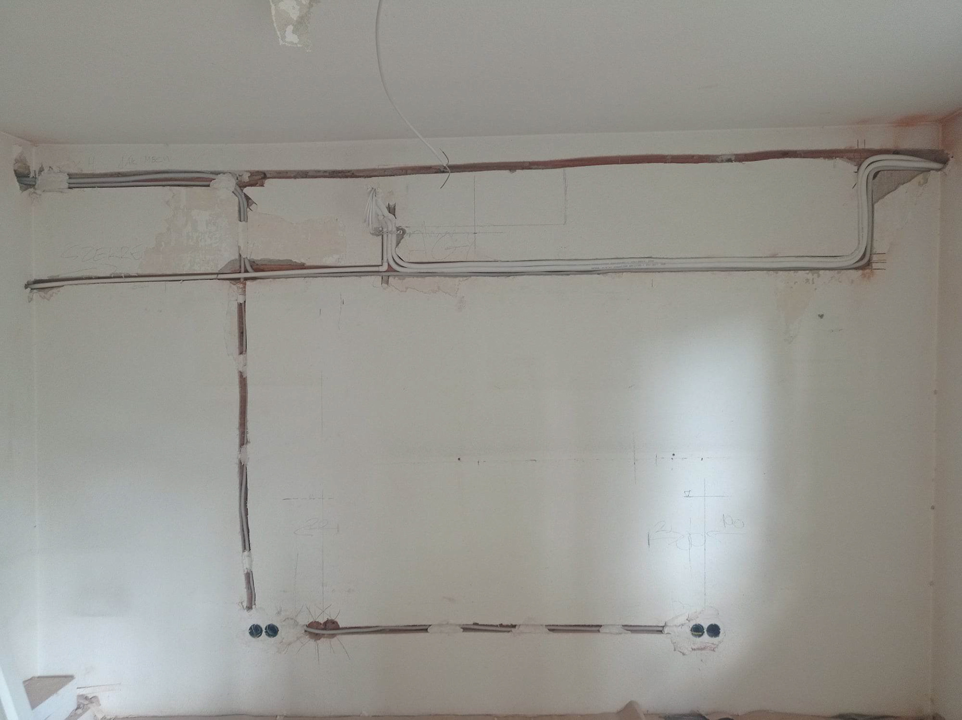 alapszerelés tégla falban gégecsőben