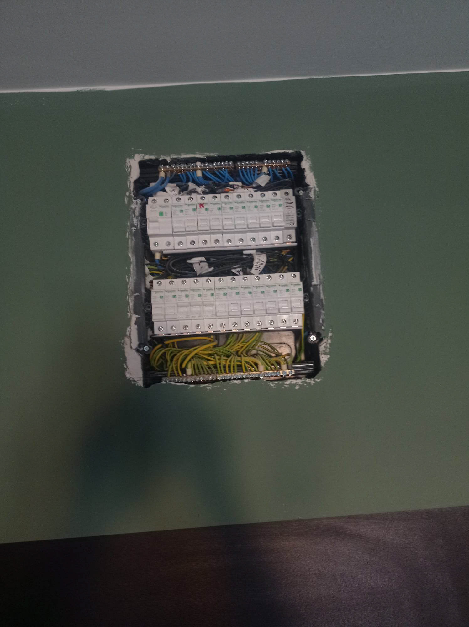 elkészült biztosíték ábla