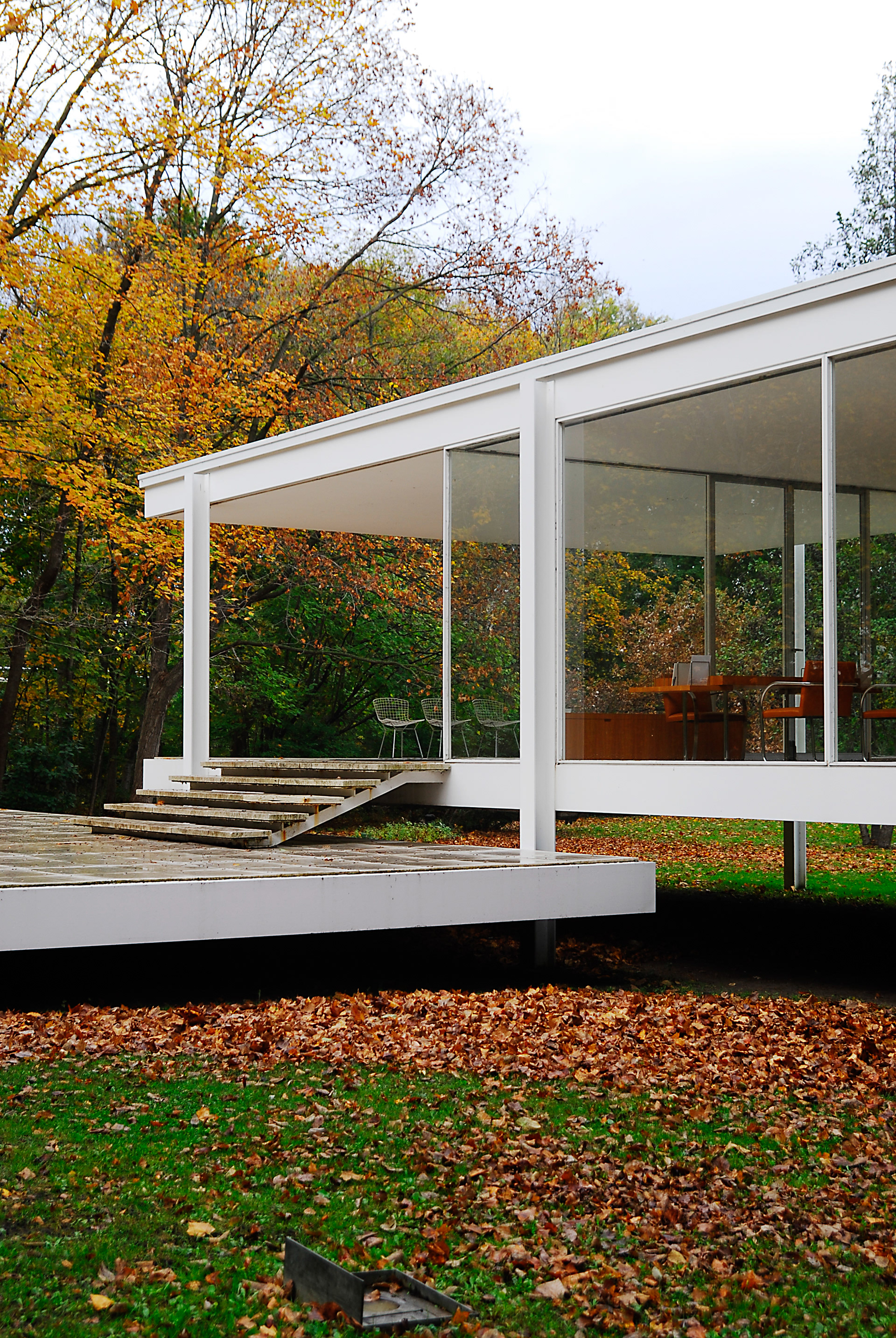Farnsworth house by Mies van der Rohe