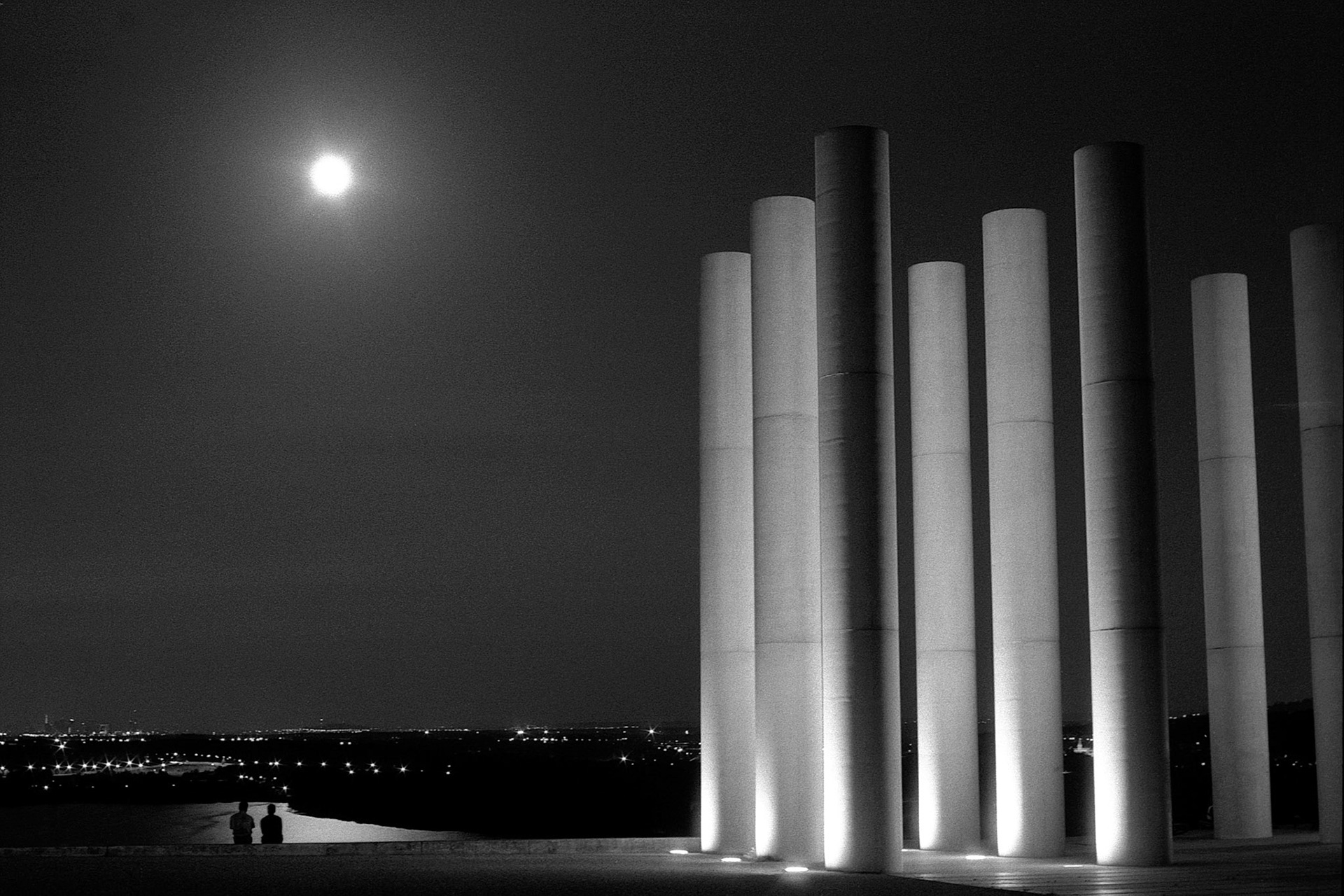 Site emblématique de l’agglomération de Cergy-Pontoise et œuvre majeure de Dani Karavan, artiste du paysage et de la perspective, représentation structurante de l’aménagement urbain, l’Axe majeur fait écho à l’Axe historique des Champs- Elysées depuis le Louvre avec lequel il établit une connexion visuelle métaphorique à l’échelle du Grand Paris.