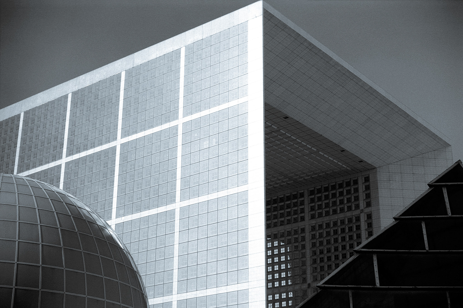 Perspective sur la grande arche de La Défense. Jeu de composition : sphère, cube et triangle...