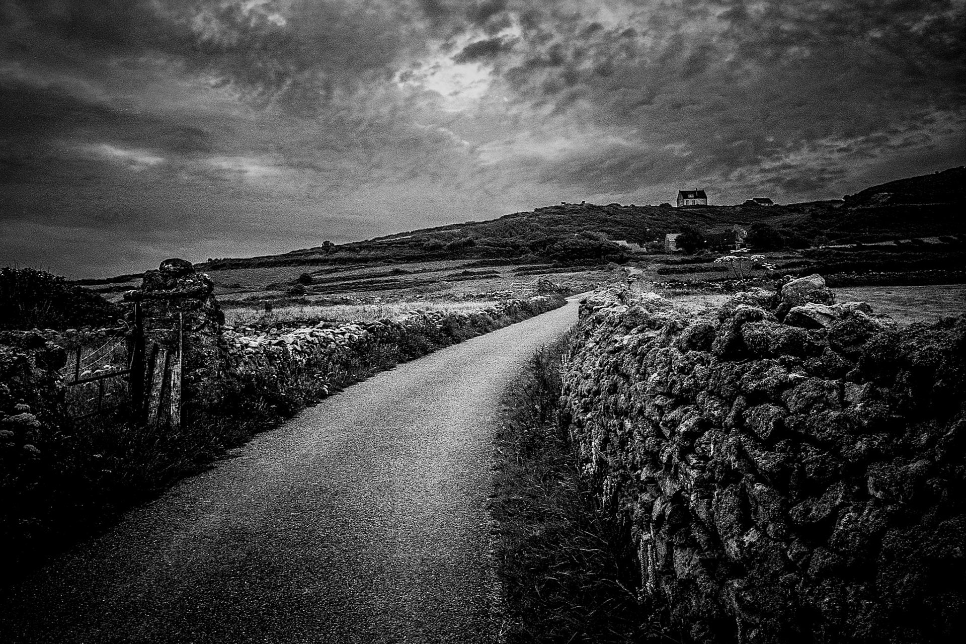 Irlande ? Grande Bretagne ? Non ! Nous sommes en France, à la pointe de Goury, tout au bout du Cotentin. Impossible d'aller plus loin...sauf à emprunter cette route mystérieuse qui semble mener à cette maison, perchée sur la colline, tout aussi mystérieuse. Norman Bates m’attend-il ? Le piège se referme...