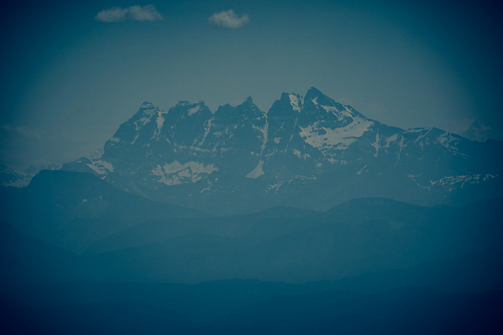 Massif des Alpes (Altitude : 3 258 m) Les dents du Midi sont un chaînon montagneux de trois kilomètres de long situé dans le Chablais valaisan en Suisse. Dominant le val d'Illiez et la vallée du Rhône, au sud, elles font face au lac de Salanfe, une retenue artificielle, et font partie de l'ensemble géologique du massif du Giffre.