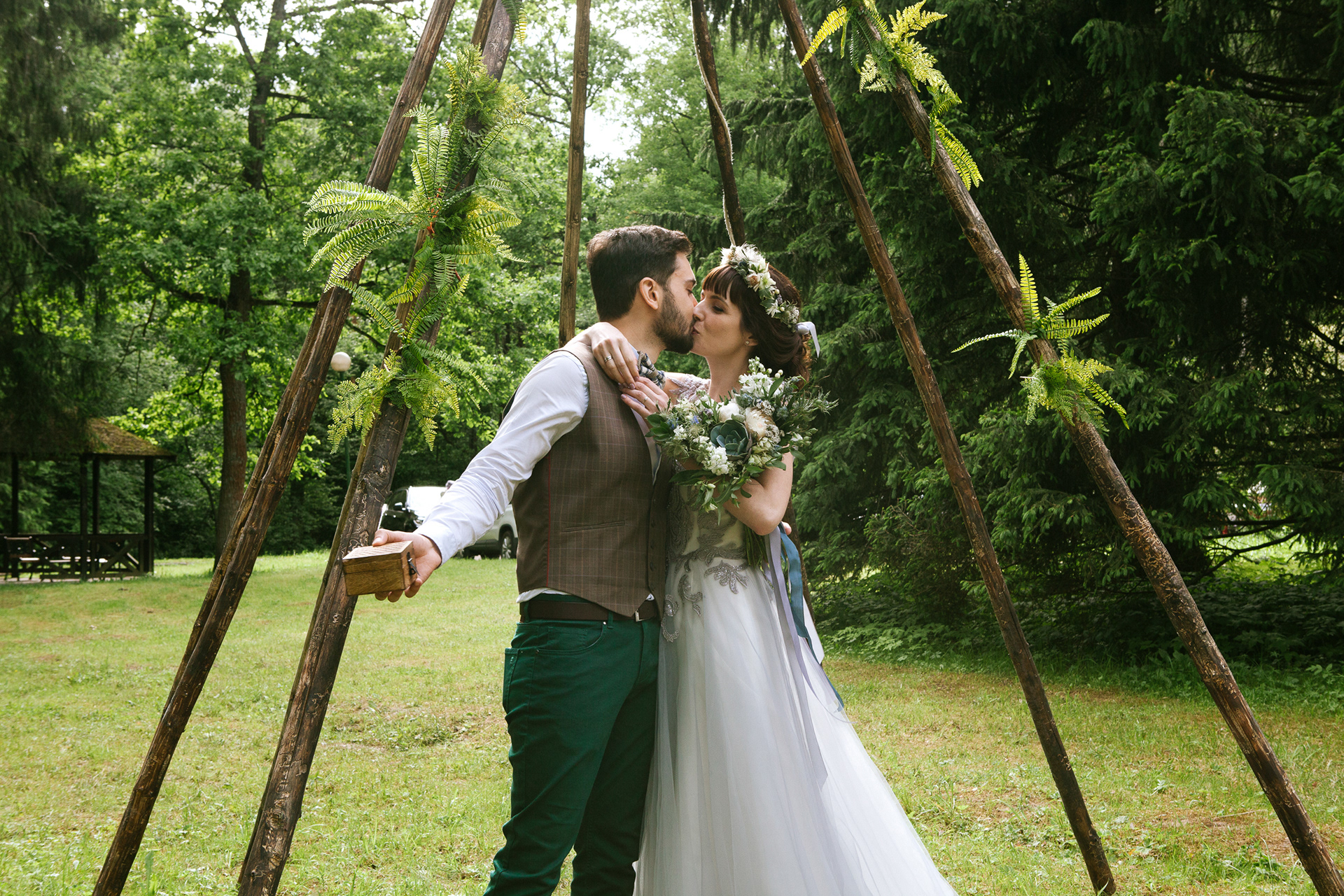 Relaxed outdoor wedding with a joyful atmosphere