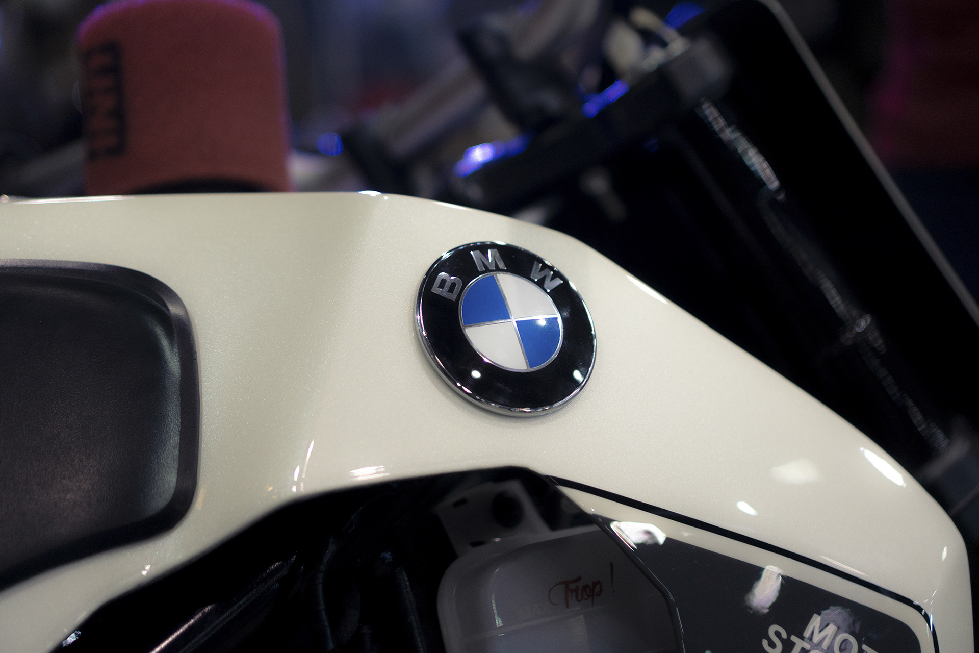 Tom Barrer - BMW motorrad - Wheels and Waves - Simon's Garage