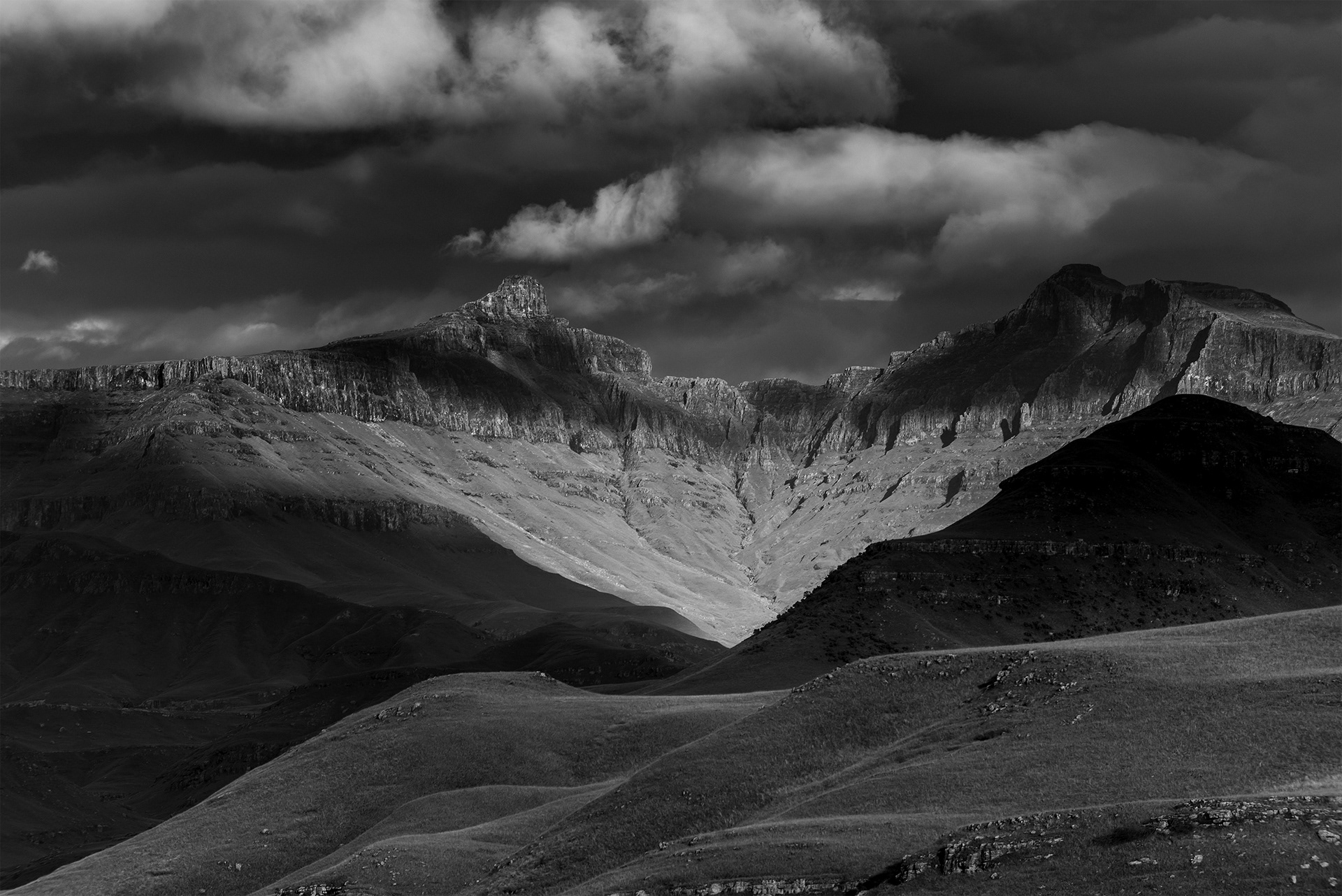 alt="landscape photography black-and-white mountain drakensberg""
