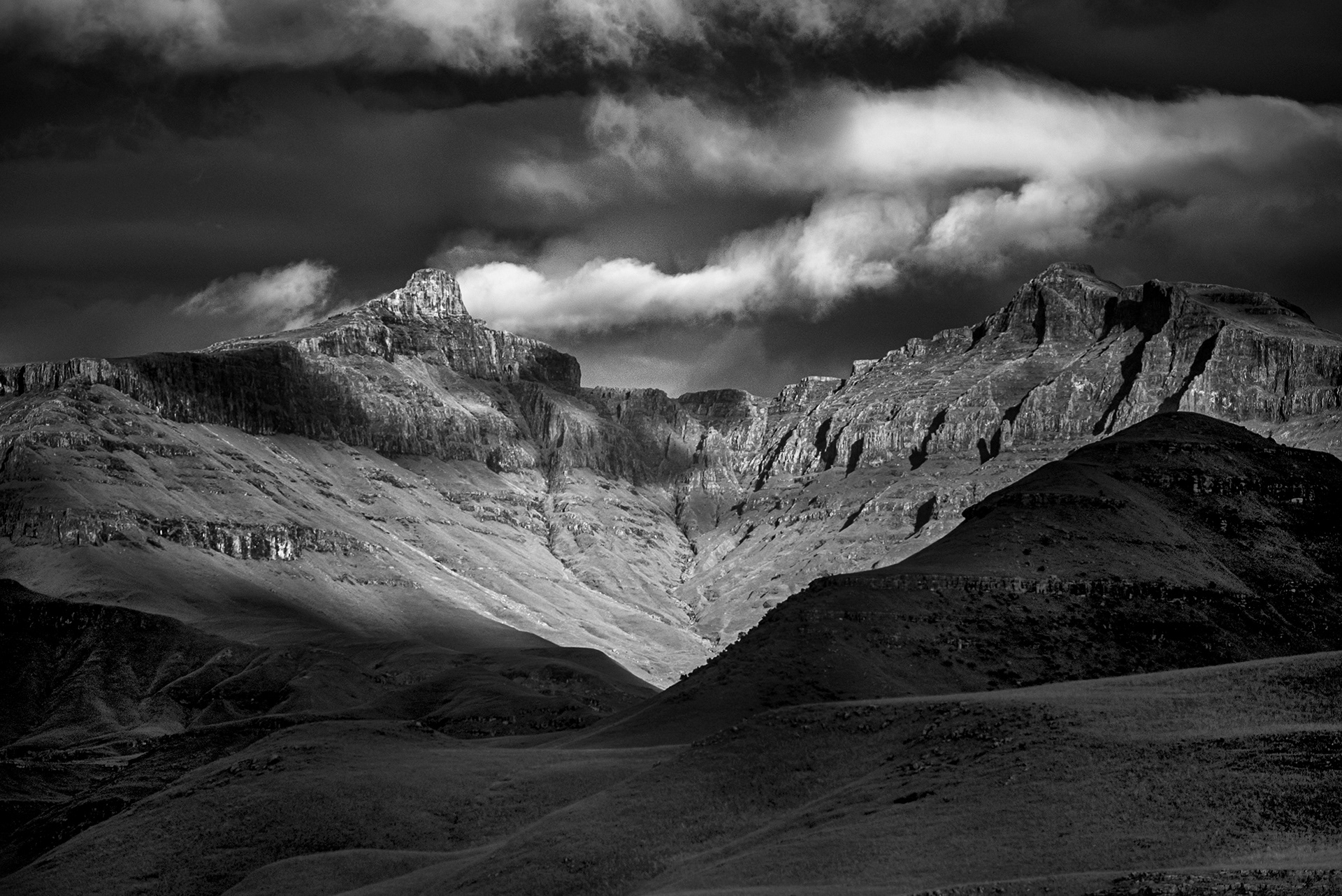 alt="landscape photography black-and-white mountain drakensberg""