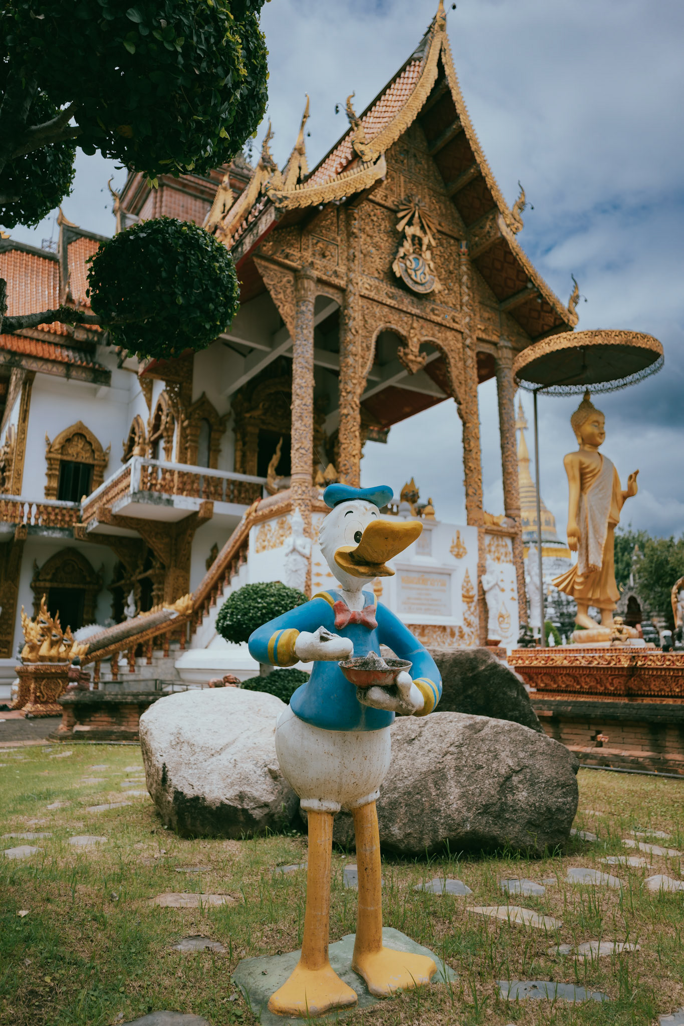 i enjoy this vibey Donald infront the shrine