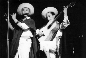 Arturo Mena (izq.) y Arturo Aguirre. Ballet Grancolombiano, Europa 1964 - 1965
