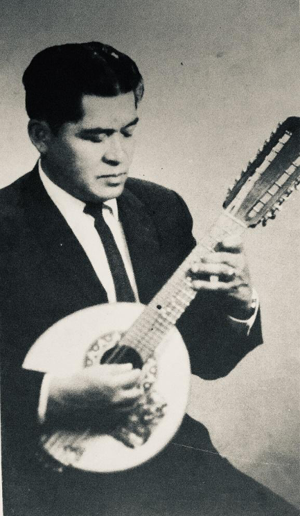Segundo Dueñas, interpretando un bandolín