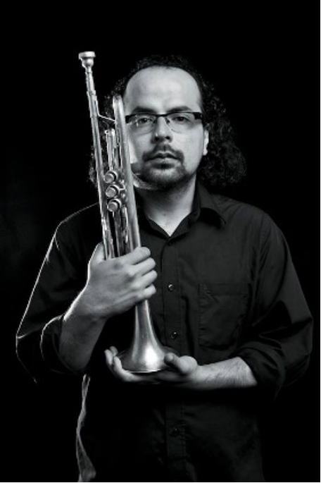 Martín Bustamante M. y su instrumento, la trompeta.