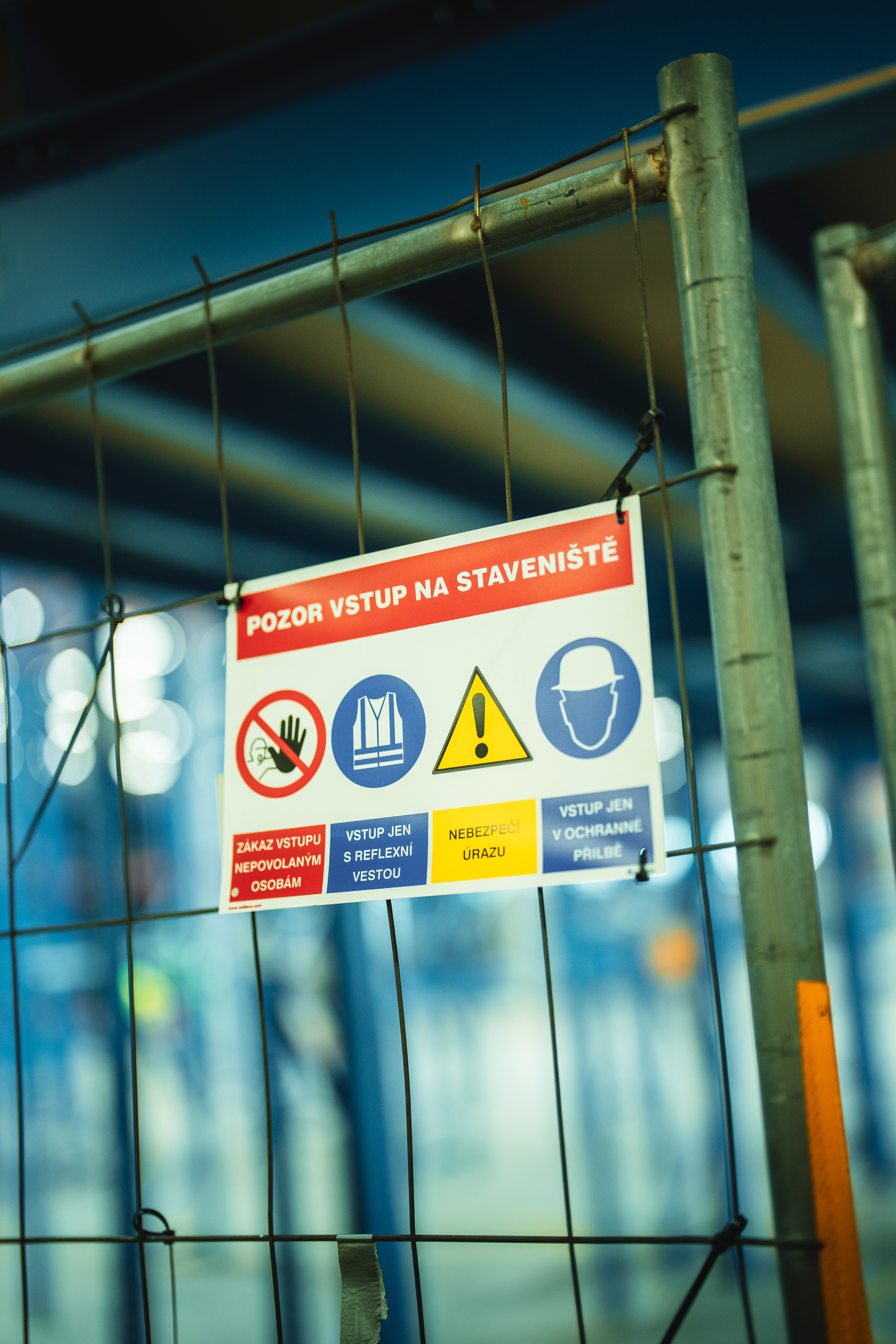 Dismantling of scaffolding in the warehouse