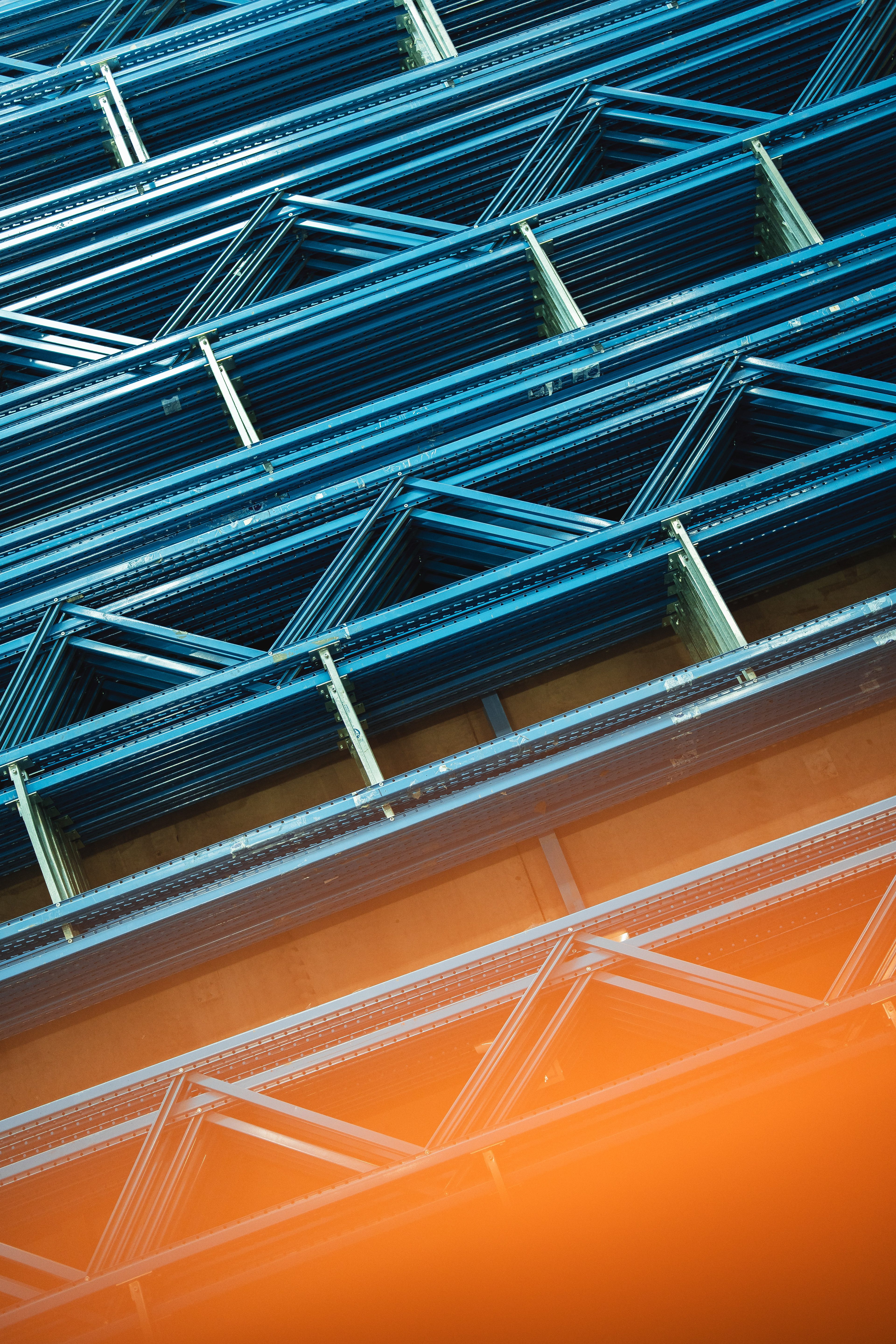 Dismantling of scaffolding in the warehouse