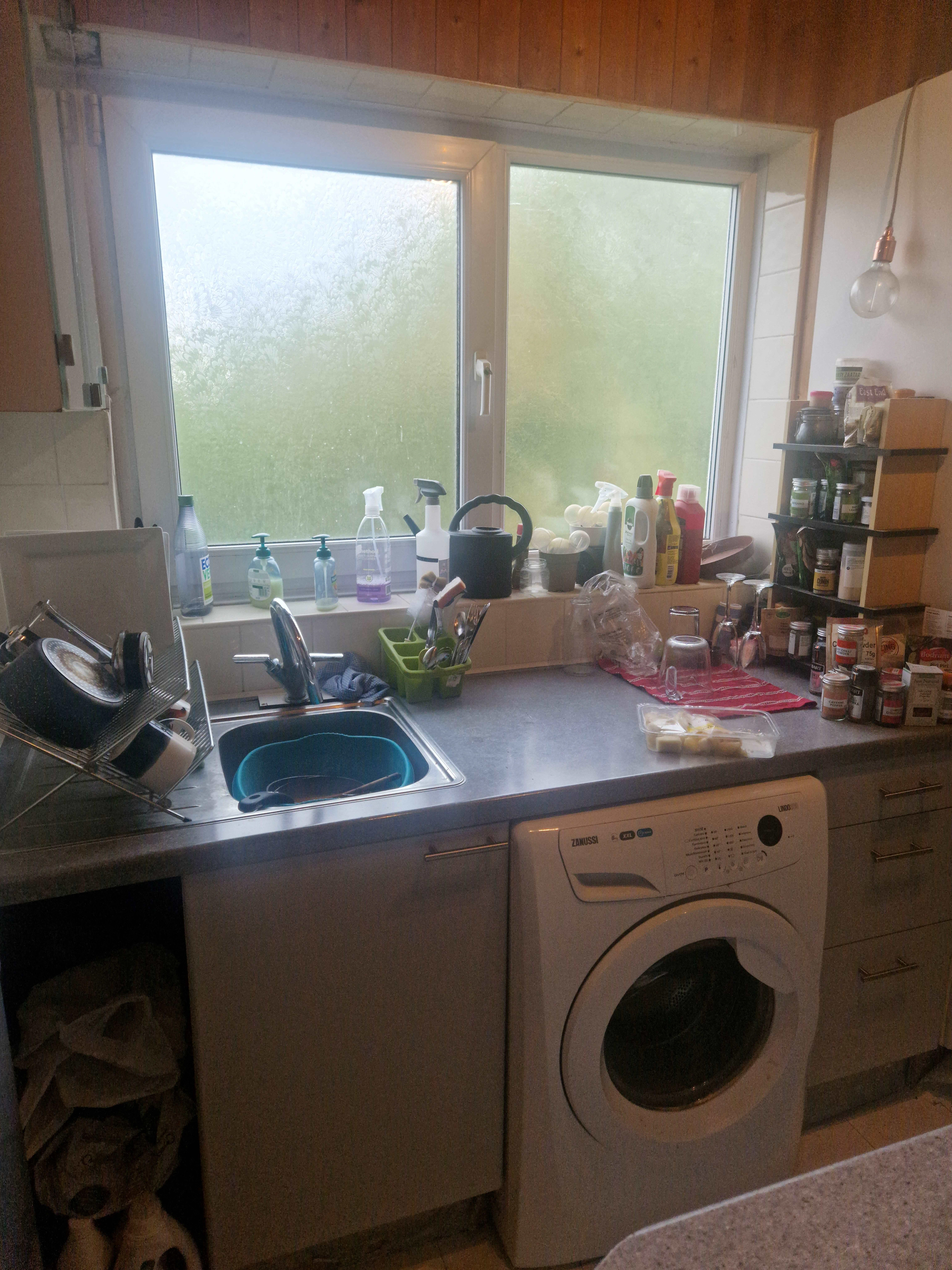 MINIMAL WORKTOP SPACE PROTRUDING APPLIANCE