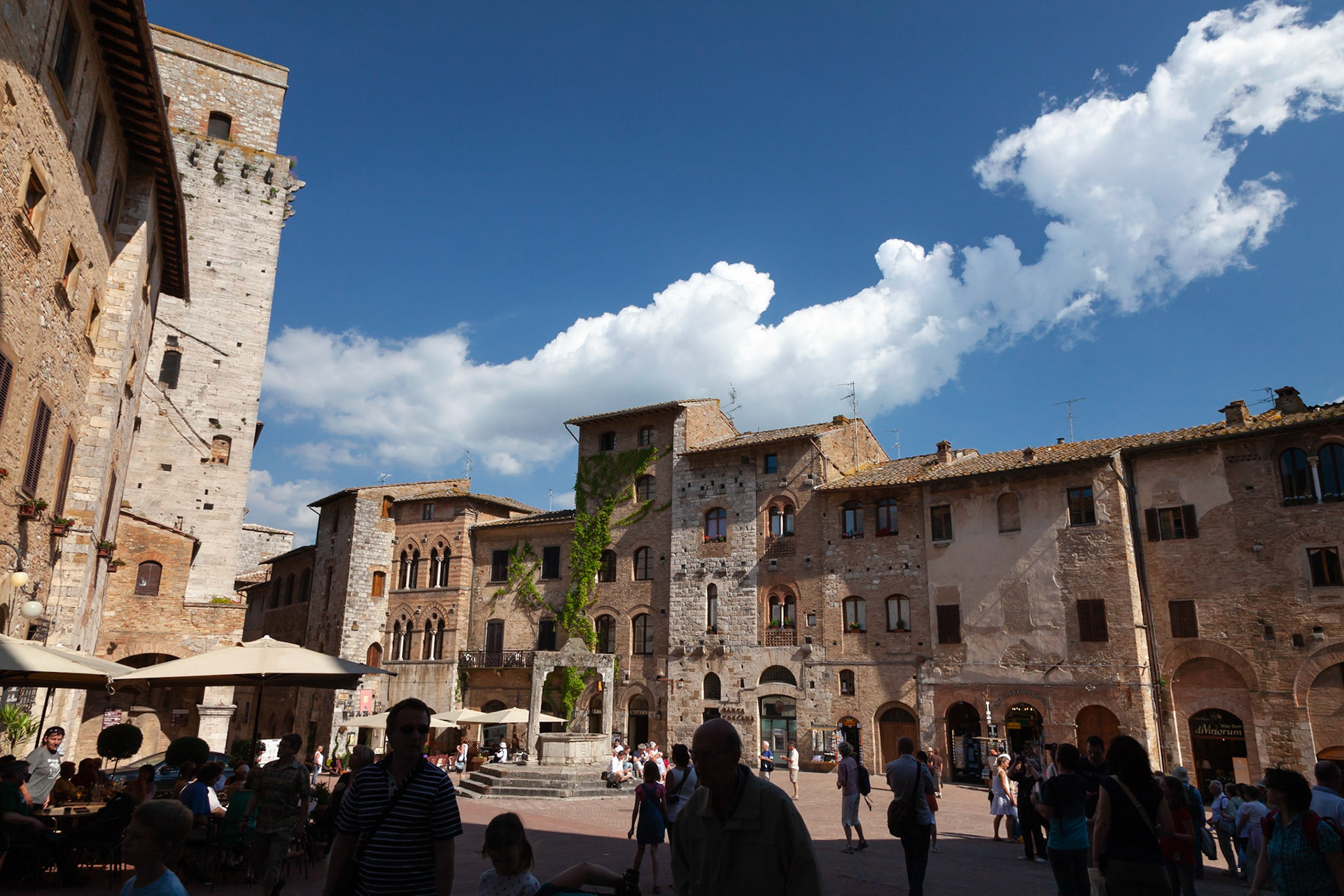 The Piazza della Cisterna, San Gimignano, Tuscany, Italy.