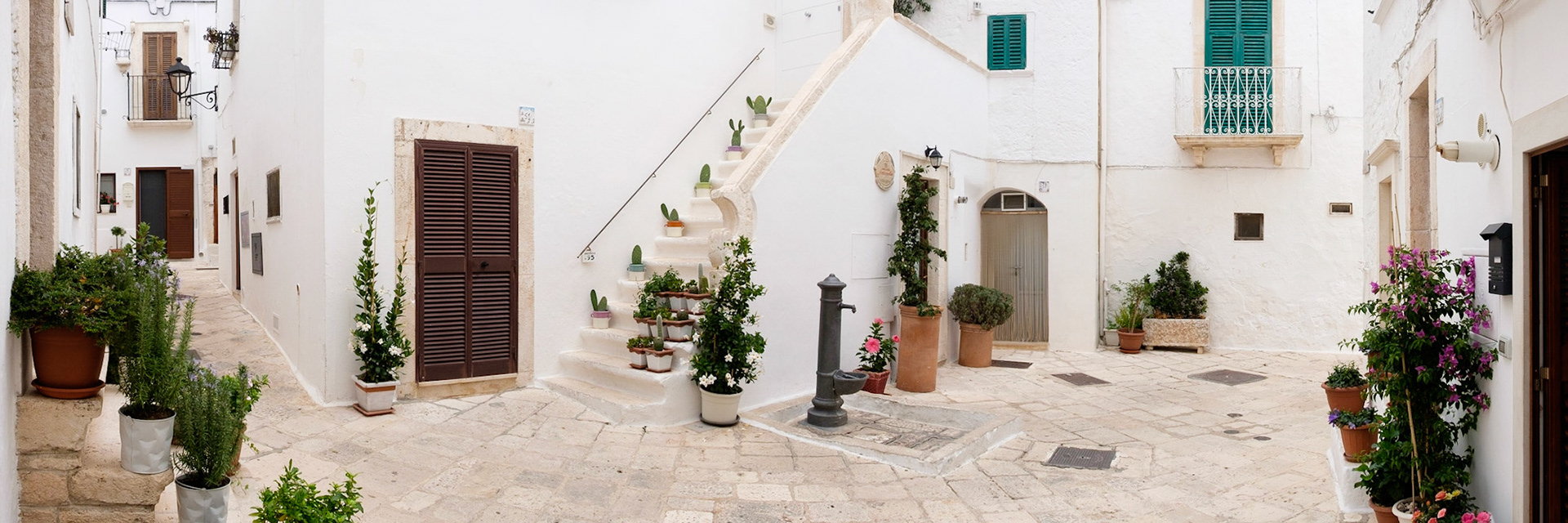 A panorama of one of the many pretty courtyardsin the historical centre of Locorotondo.