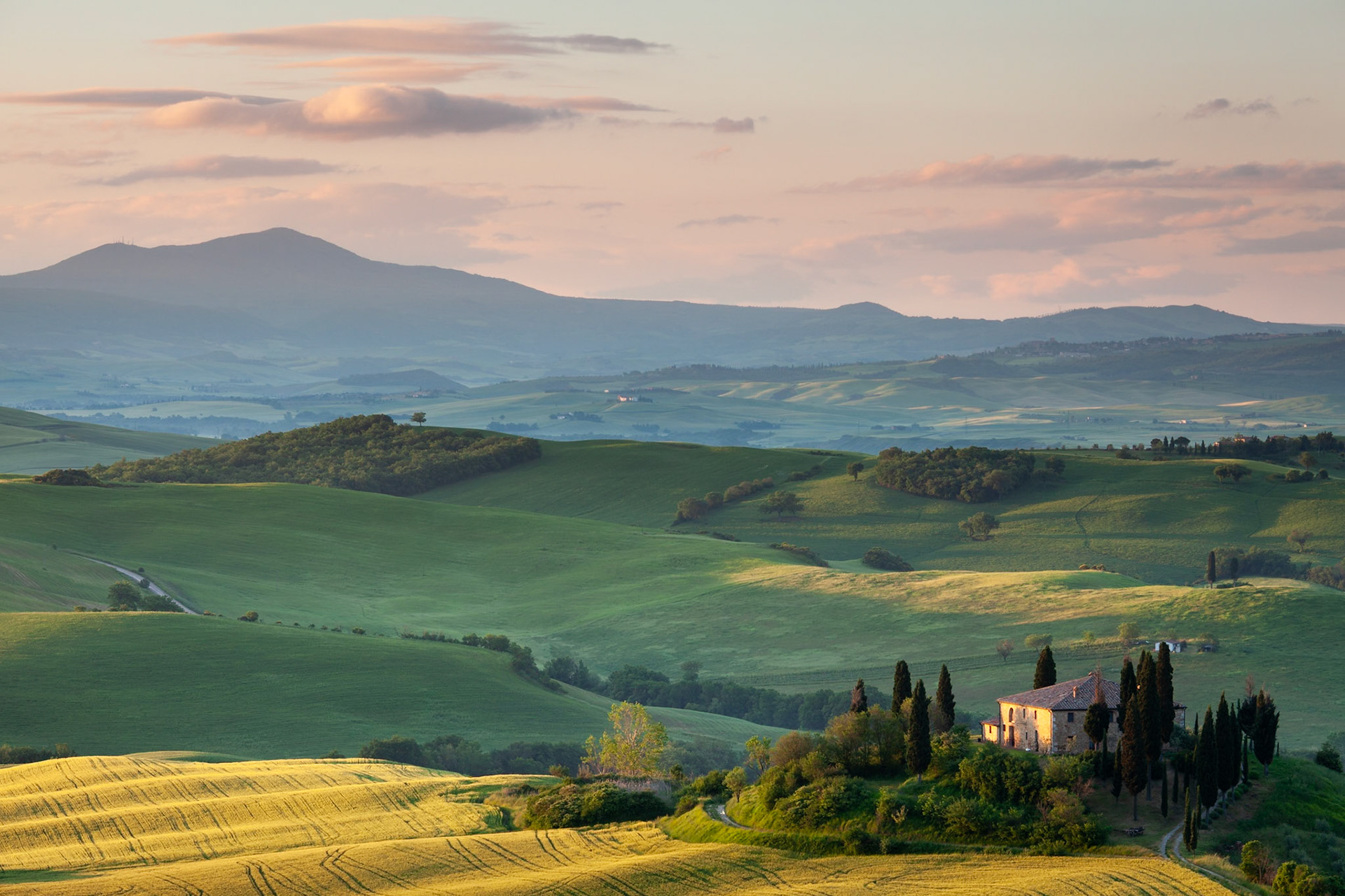 Dawn at Belvedere farmhouse, Val d'Orcia, Tuscany, Italy.