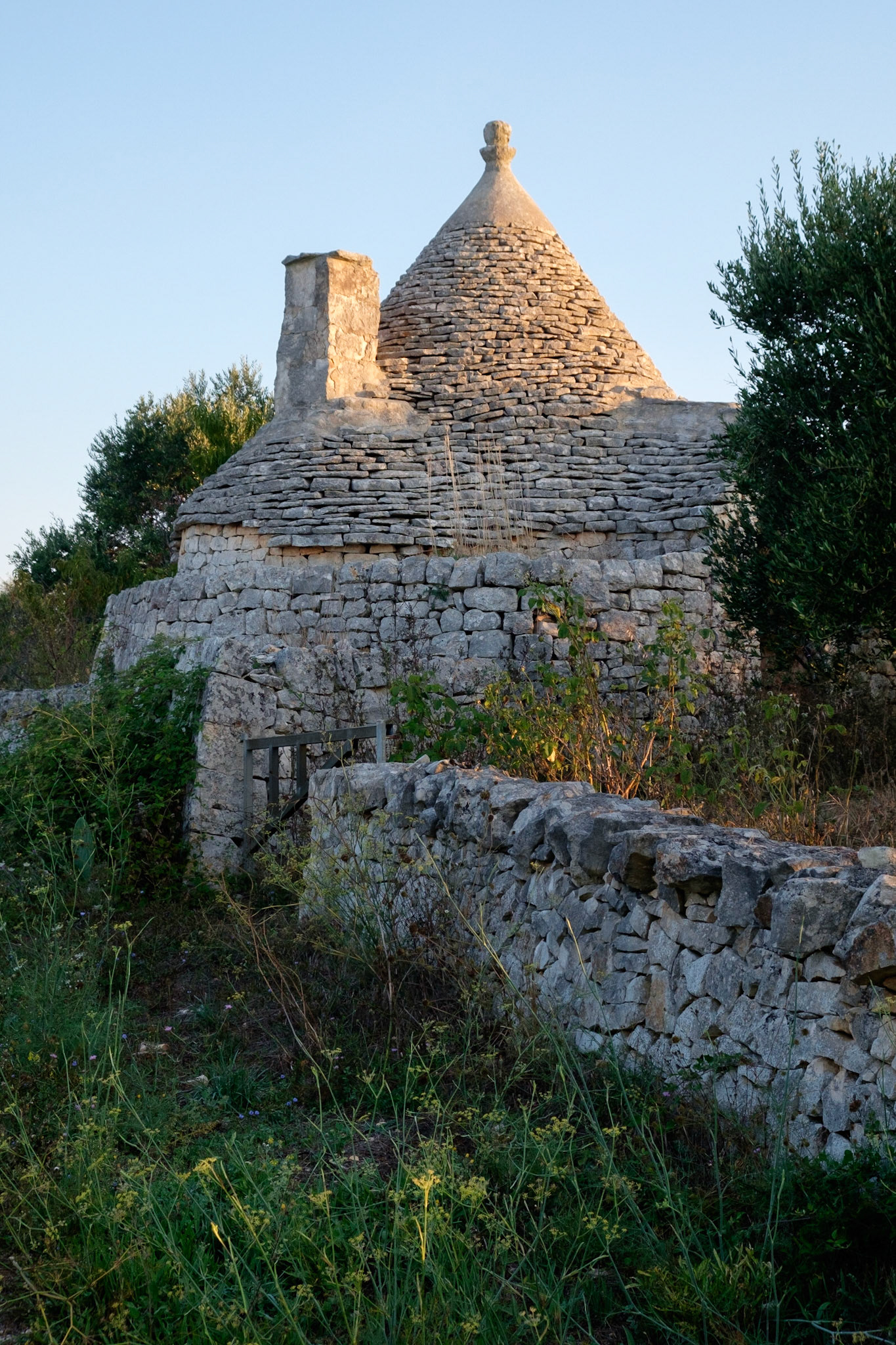 An old Trulli house beside the Puglian Aqueduct.