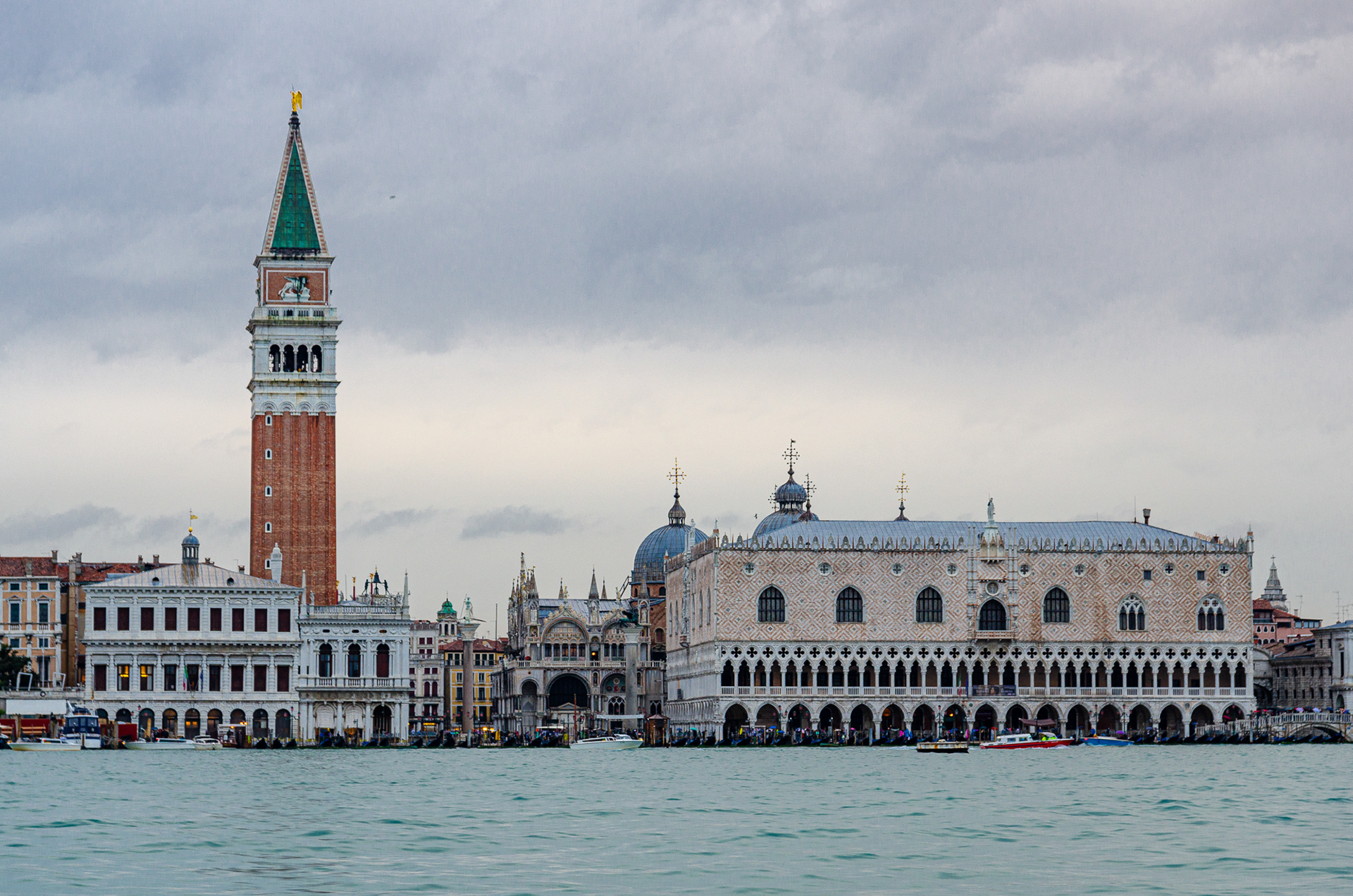 Bacino di San Marco mit Campanile, Basilika und Dogenpalast