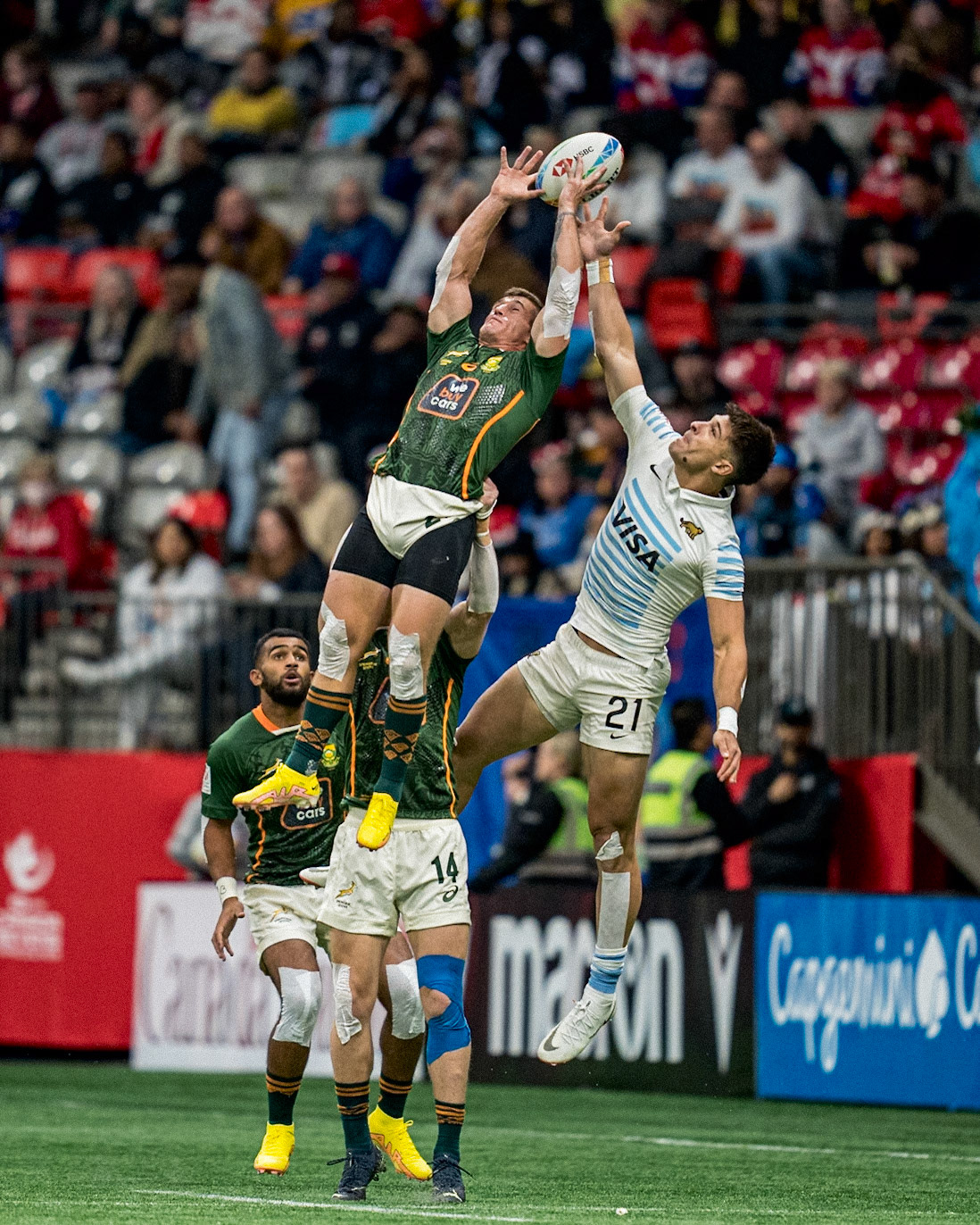 Vancouver, Canada. 4th March, 2023. James Murphy (Top L) of South America and Matteo Graziano (Top R) of Argentina compete for a lineout during Day 2 - HSBC Canada Sevens at BC Place. Credit: Joe Ng/Alamy Live News.