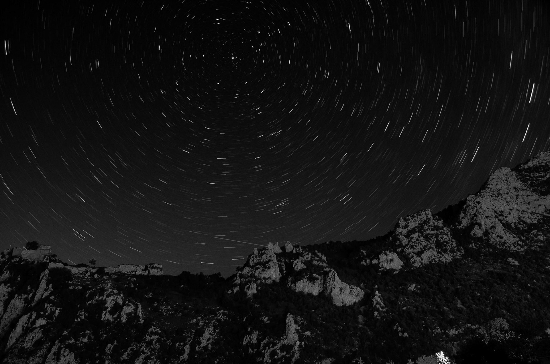 Ciel étoilé audessus du pech et du chateau. Rotation des étoiles autour de la Polaire.