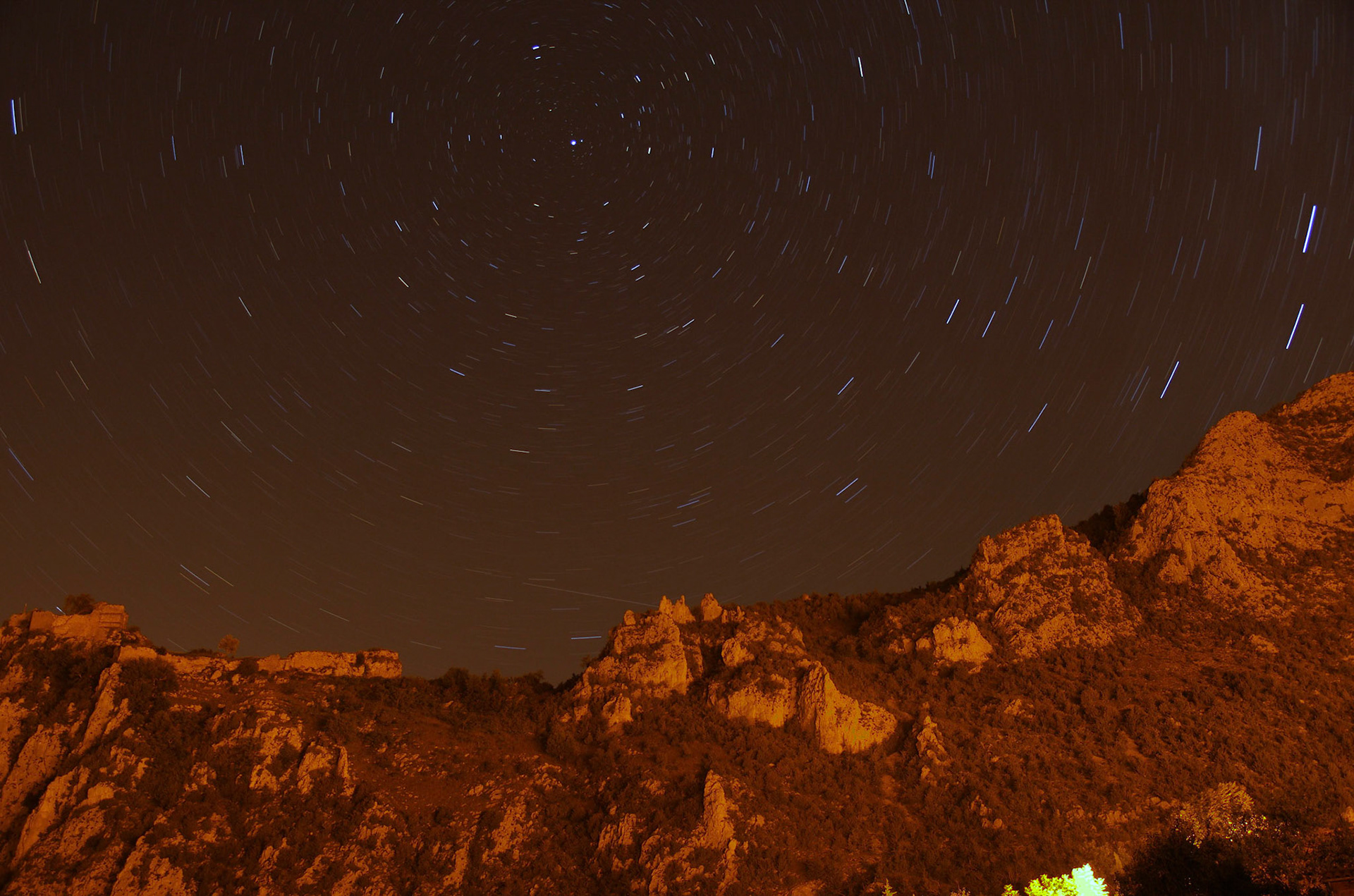 Ciel étoilé audessus du pech et du chateau. Rotation des étoiles autour de la Polaire.