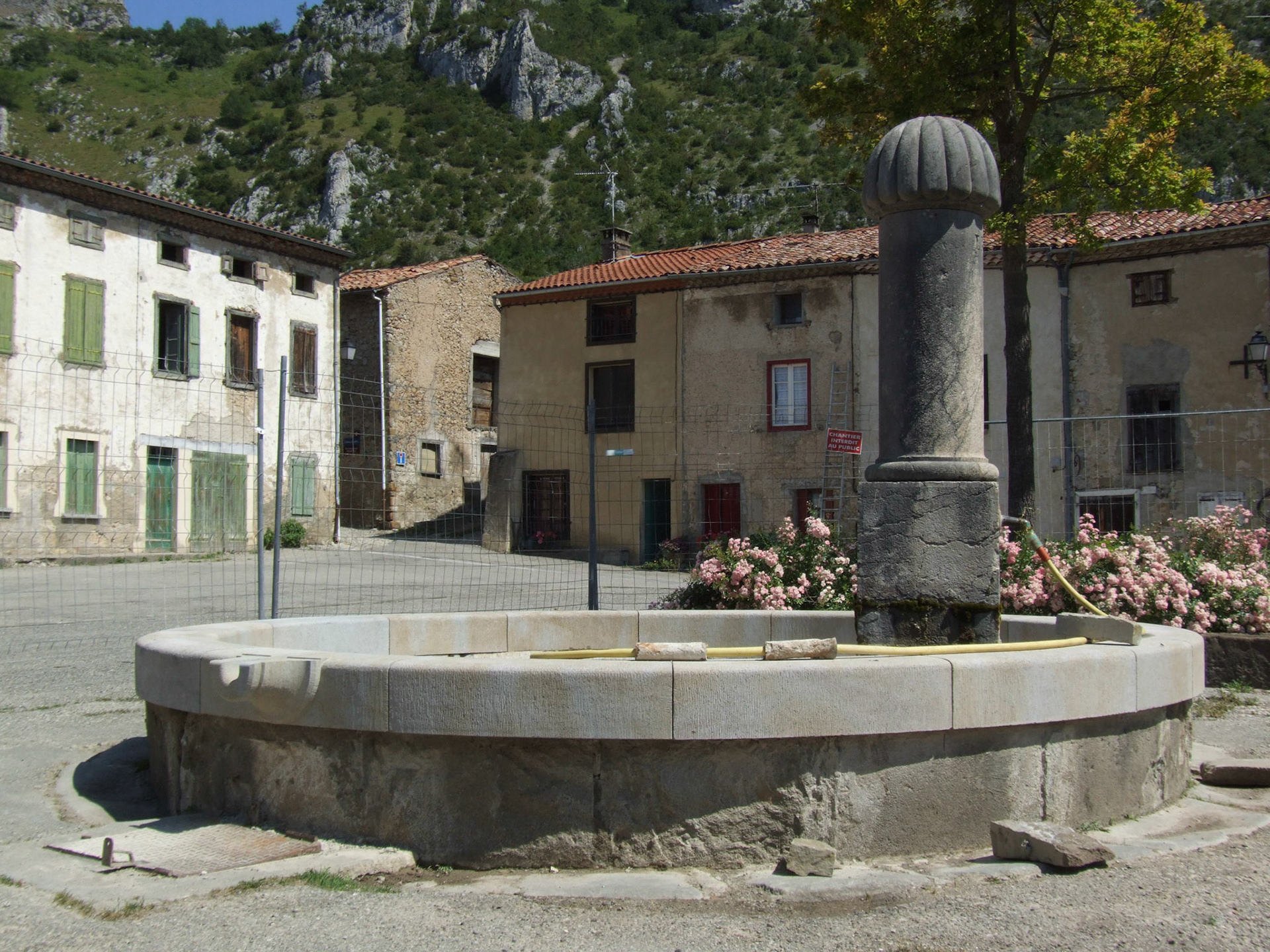 10 juil 2010 la fontaine en travaux