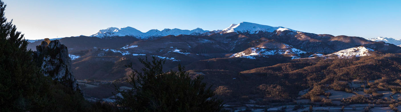 Petit matin d'hiver. Le massif de Tabe depuis le pech.
